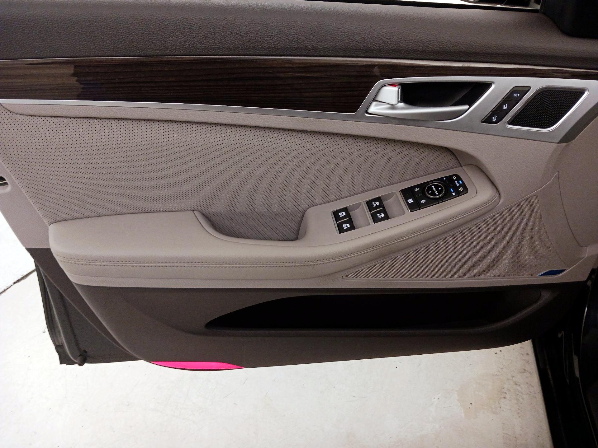 Thumbnail: 2017 Genesis G80 - 12