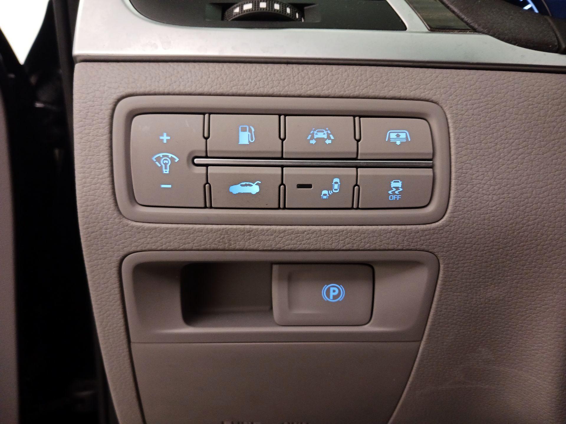 Thumbnail: 2017 Genesis G80 - 13