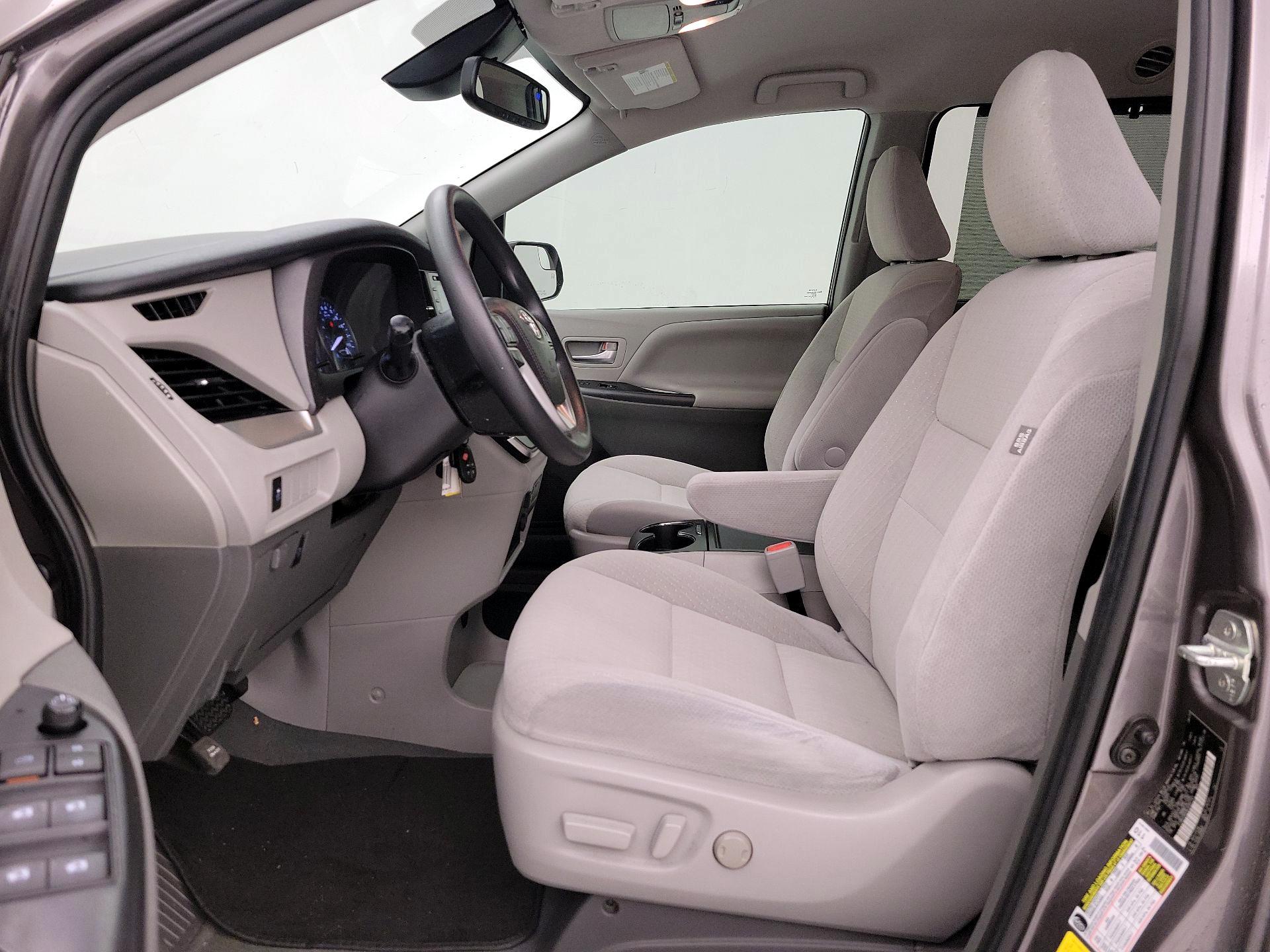 Thumbnail: 2020 Toyota Sienna - 11