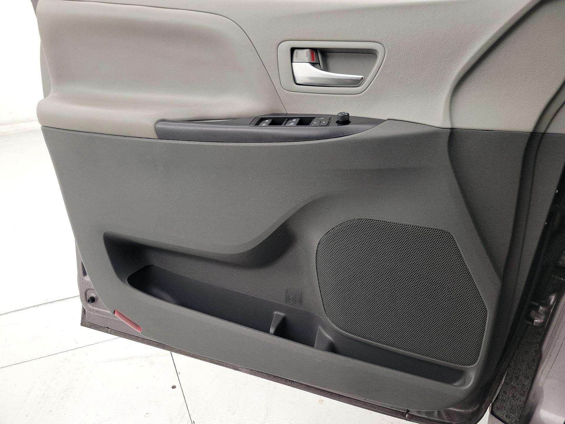 Thumbnail: 2020 Toyota Sienna - 12