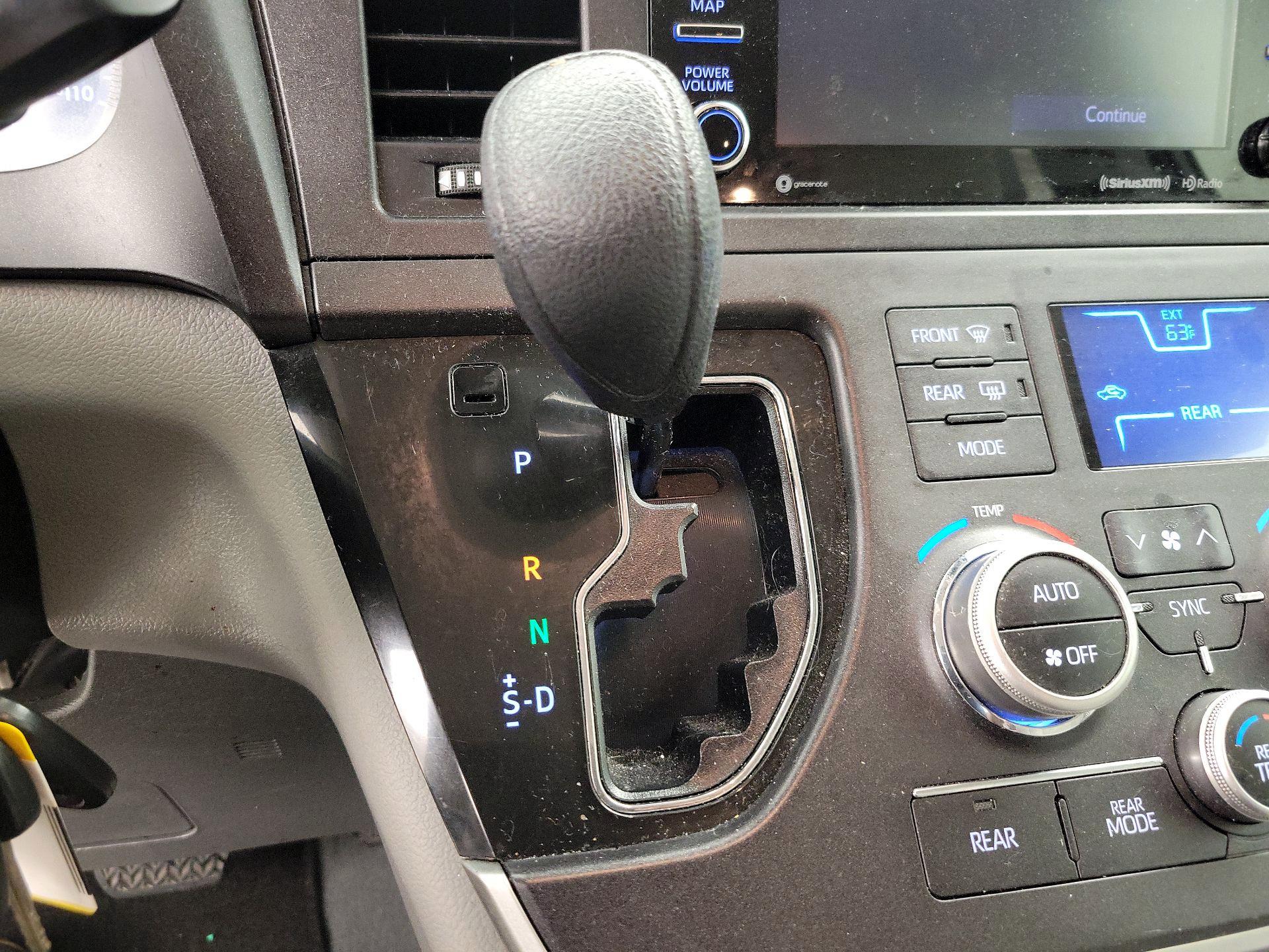Thumbnail: 2020 Toyota Sienna - 17