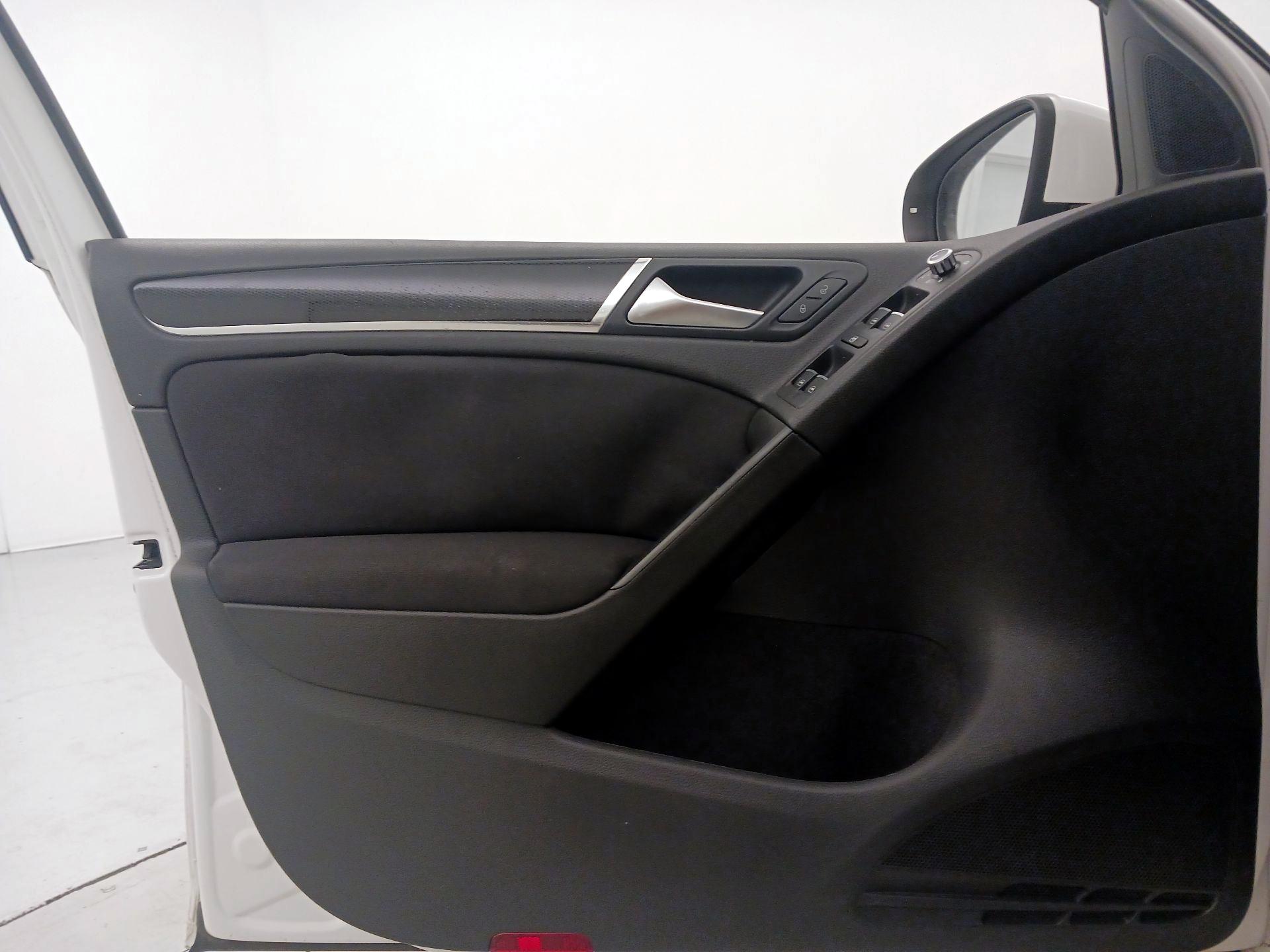 Thumbnail: 2014 Volkswagen Golf - 12