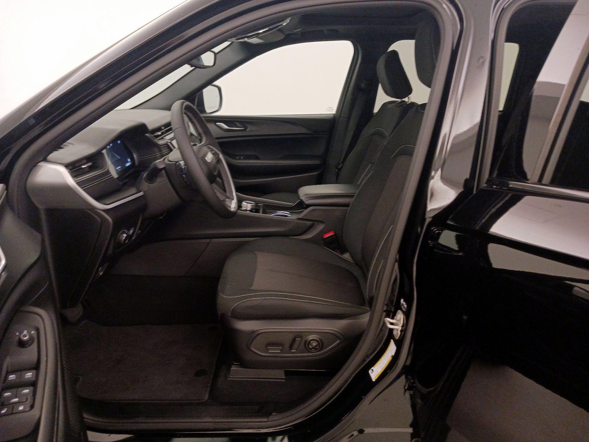 Thumbnail: 2024 Jeep Grand Cherokee - 11