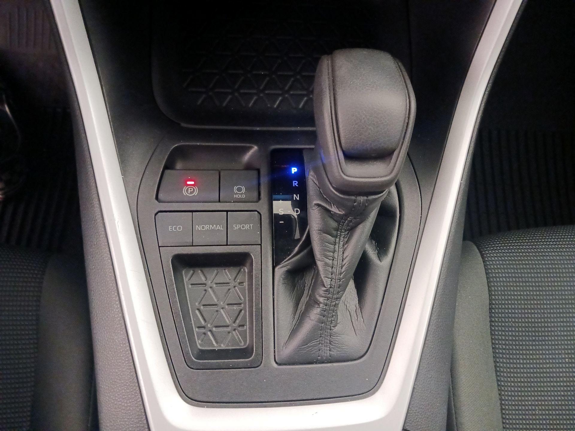 Thumbnail: 2021 Toyota RAV4 - 17