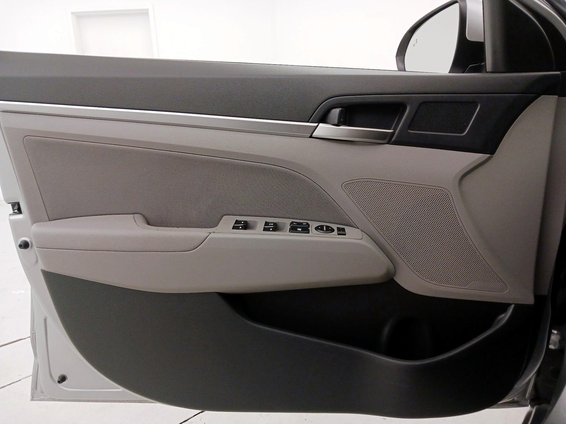 Thumbnail: 2020 Hyundai Elantra - 12