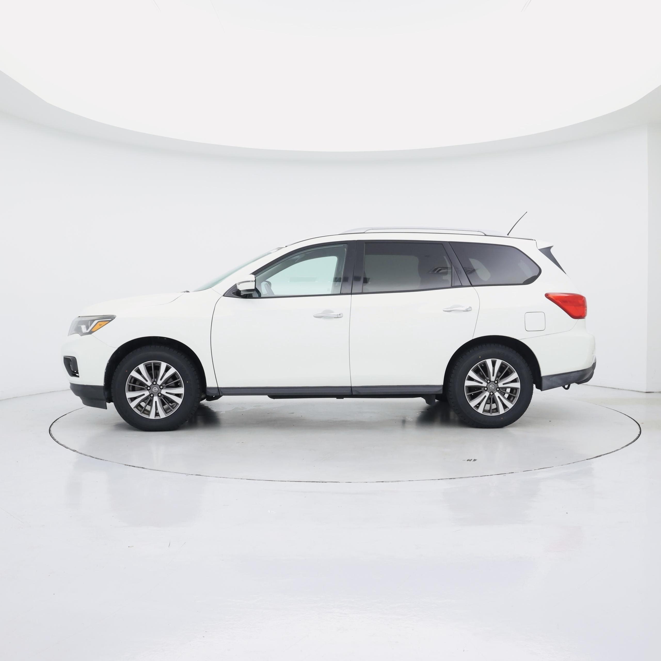 Thumbnail: 2017 Nissan Pathfinder - 3