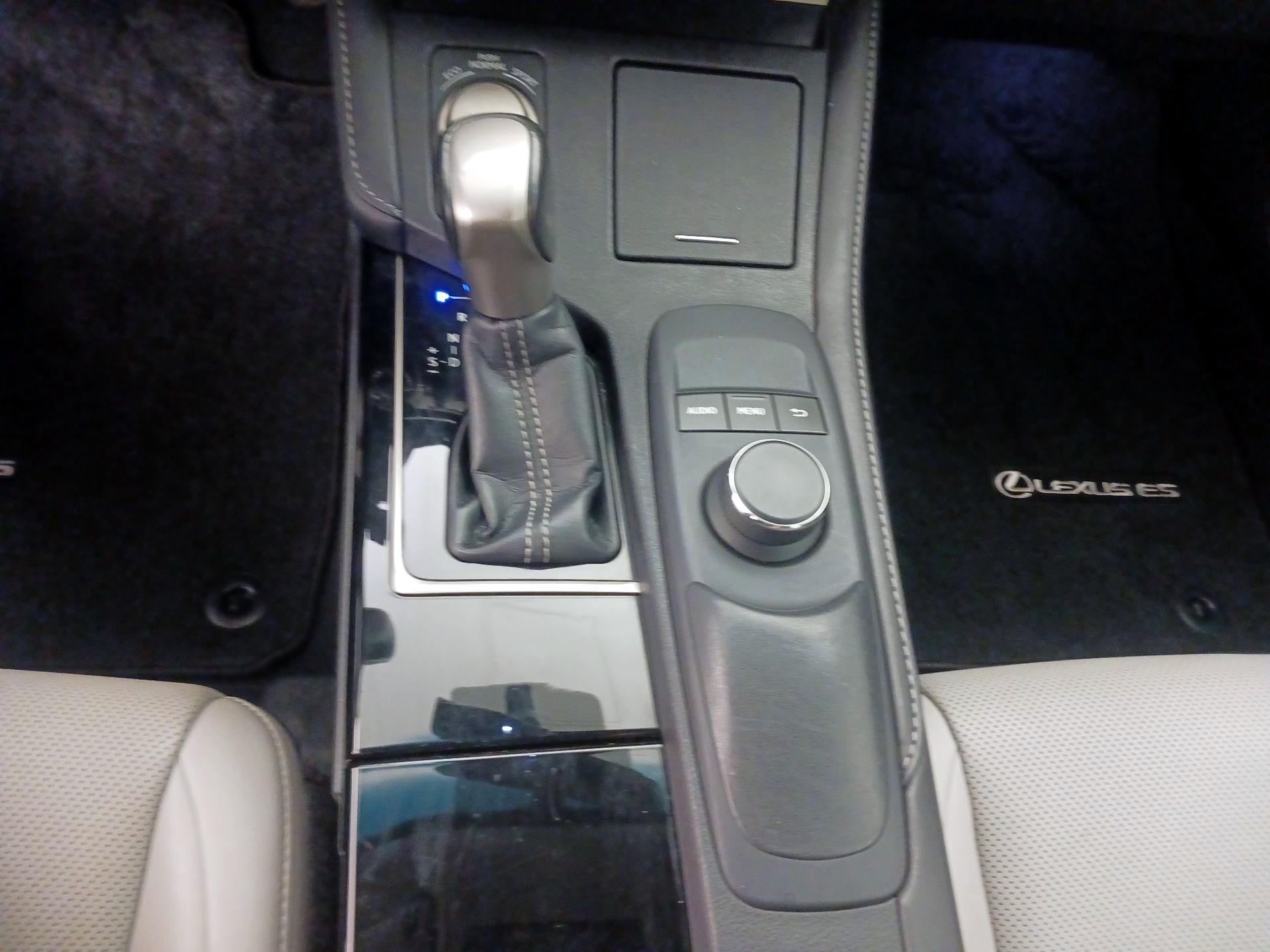 Thumbnail: 2016 Lexus ES - 17