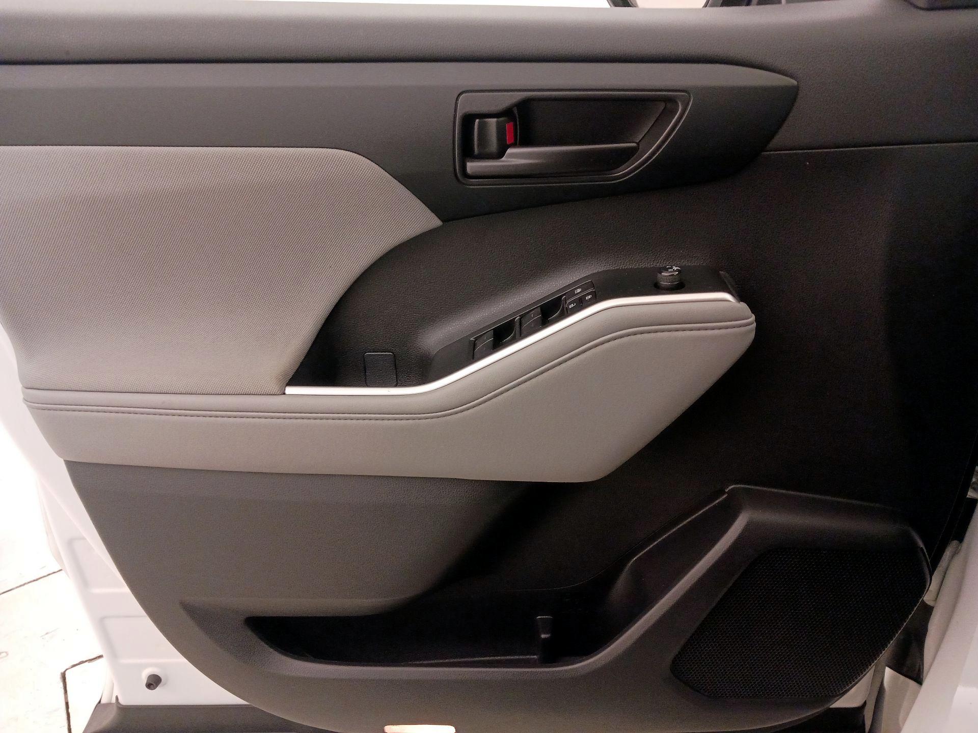 Thumbnail: 2023 Toyota Highlander - 12