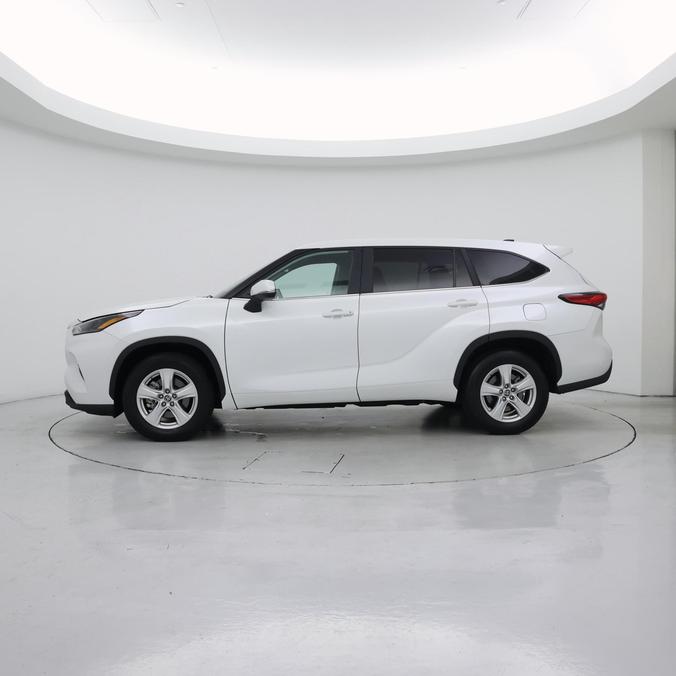 Thumbnail: 2023 Toyota Highlander - 3