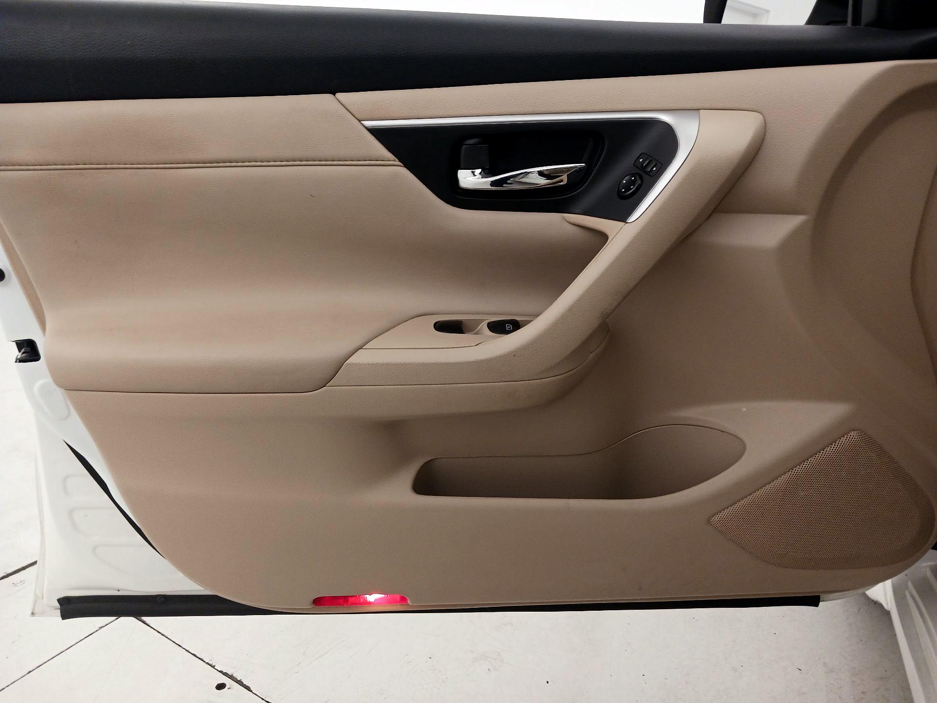 Thumbnail: 2016 Nissan Altima - 12