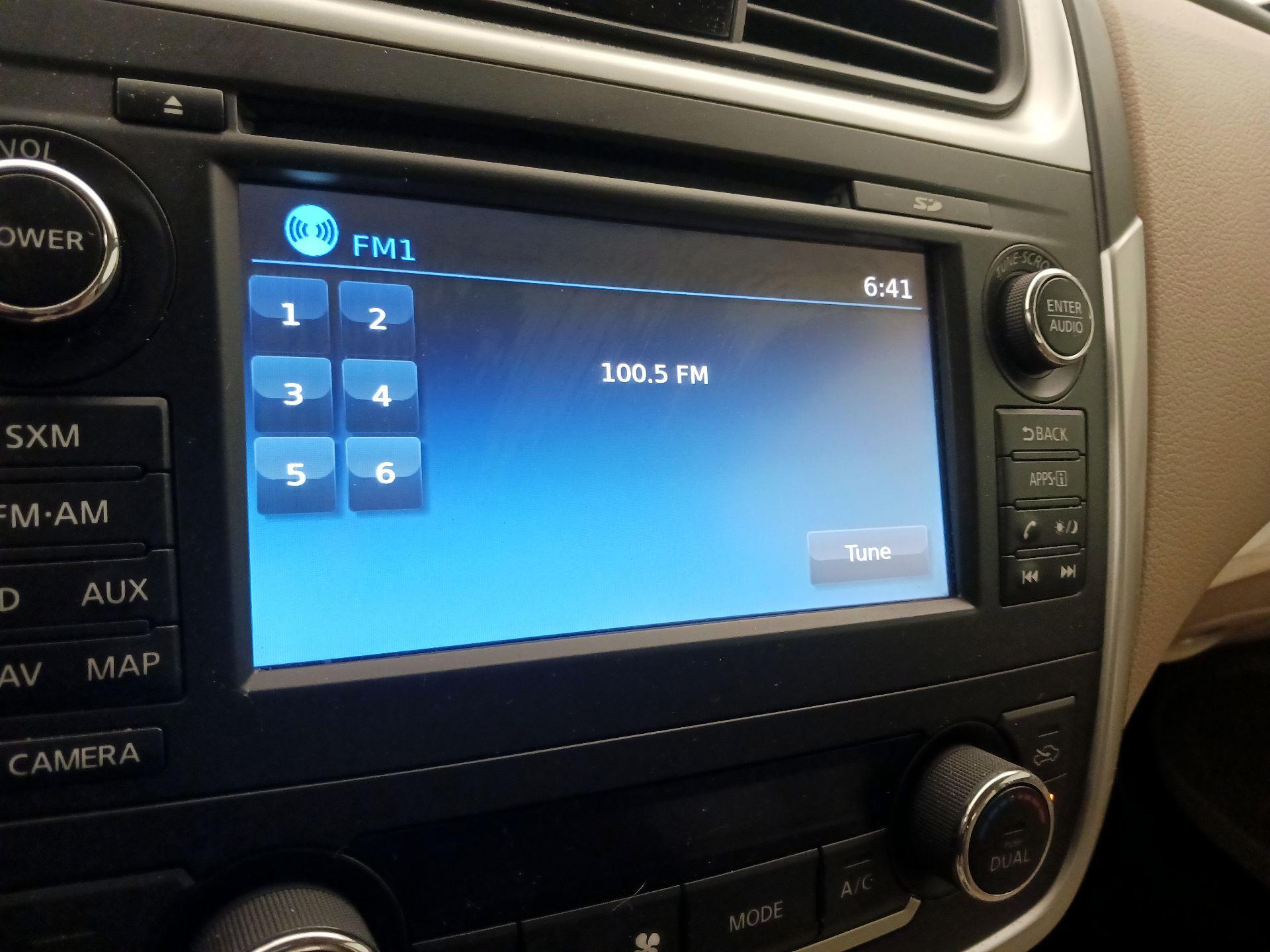 Thumbnail: 2016 Nissan Altima - 16