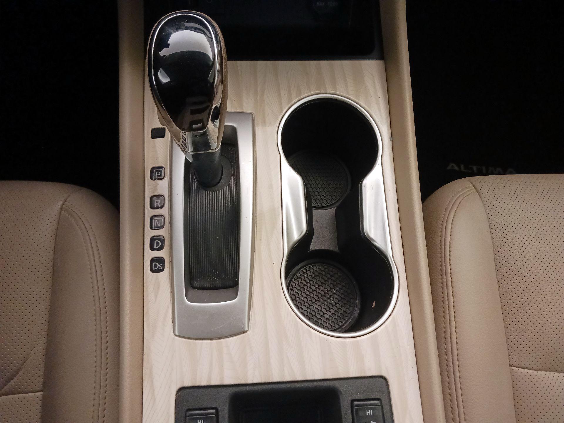 Thumbnail: 2016 Nissan Altima - 18