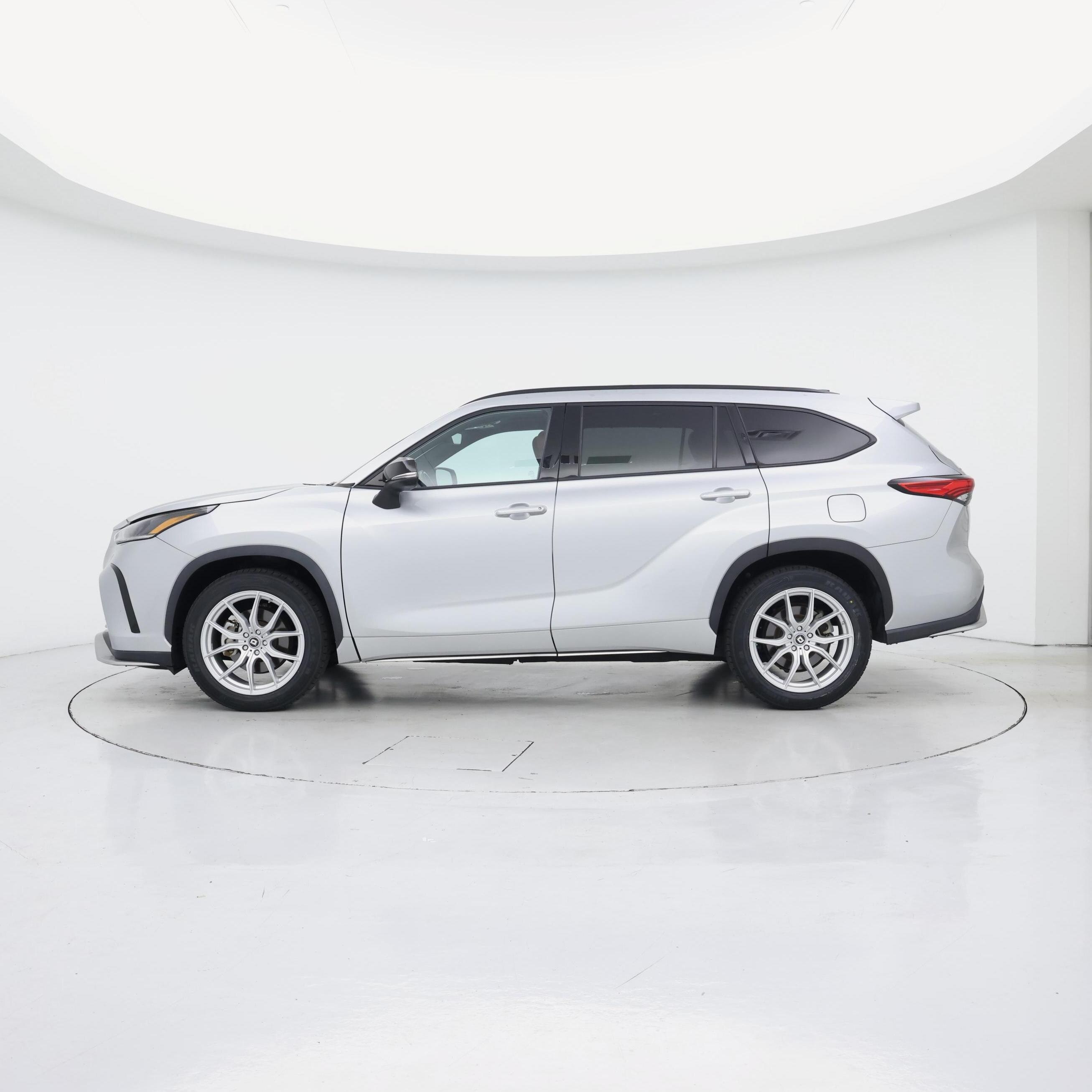 Thumbnail: 2021 Toyota Highlander - 3
