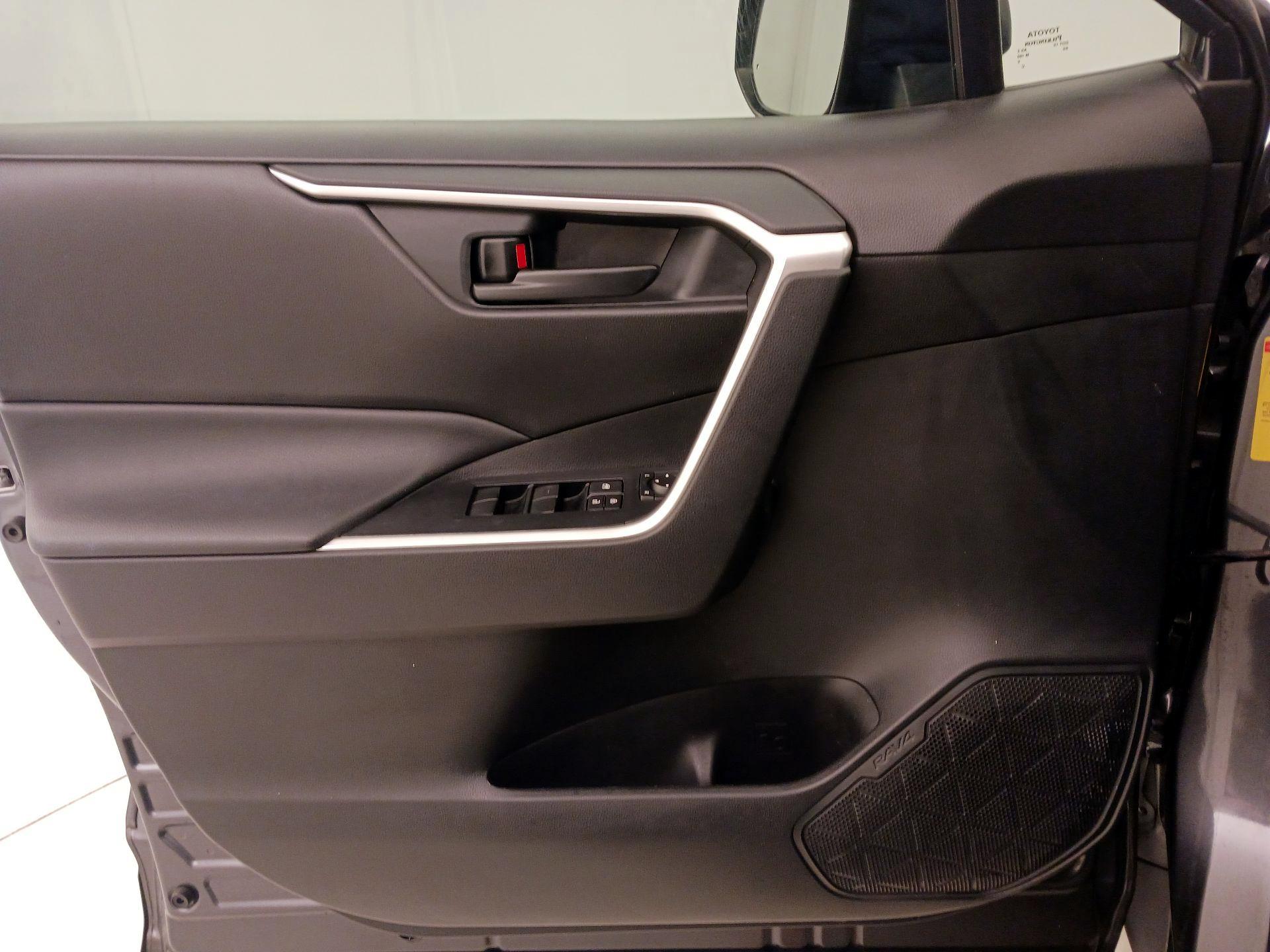 Thumbnail: 2020 Toyota RAV4 - 12