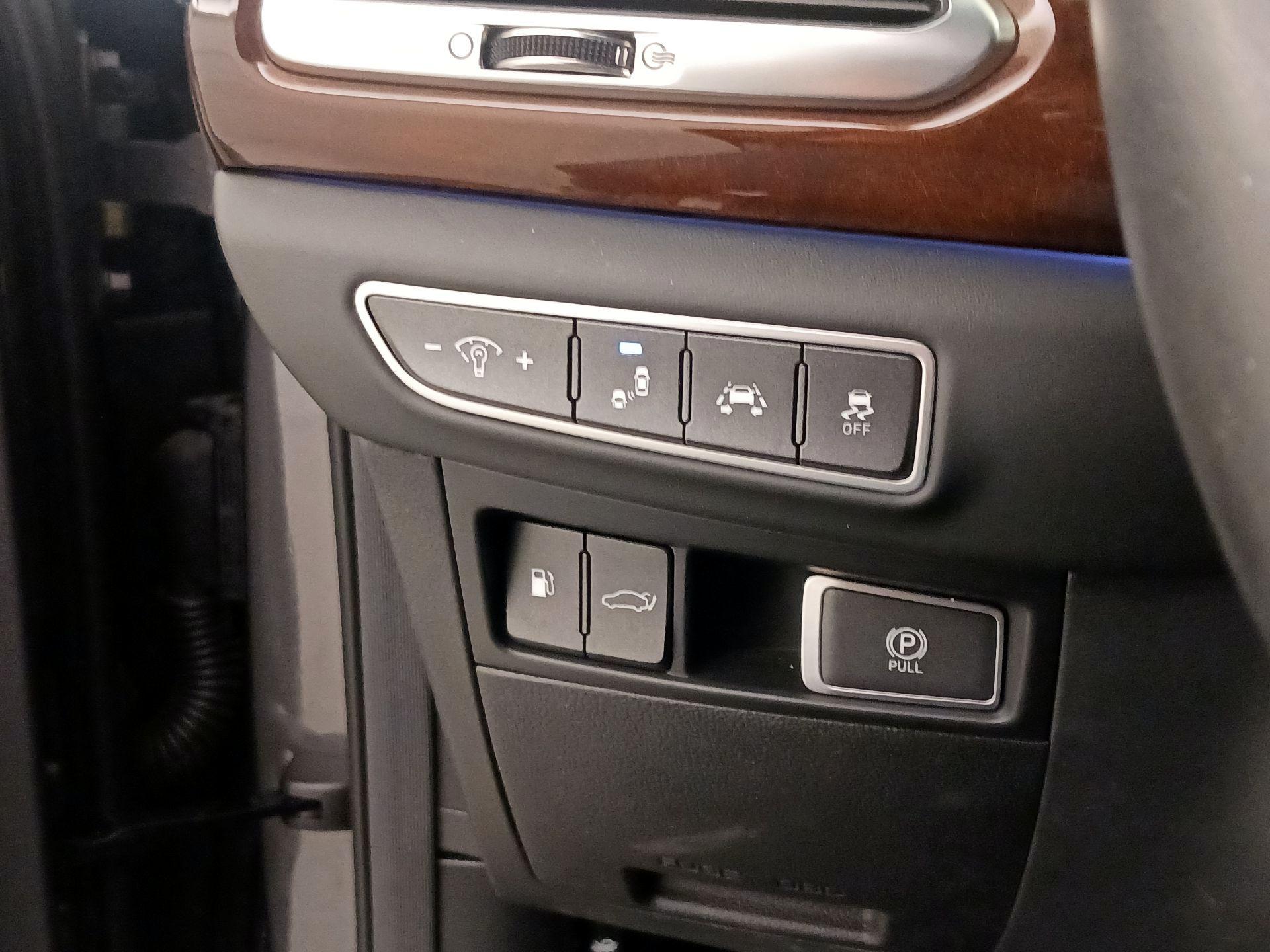 Thumbnail: 2018 Genesis G90 - 13