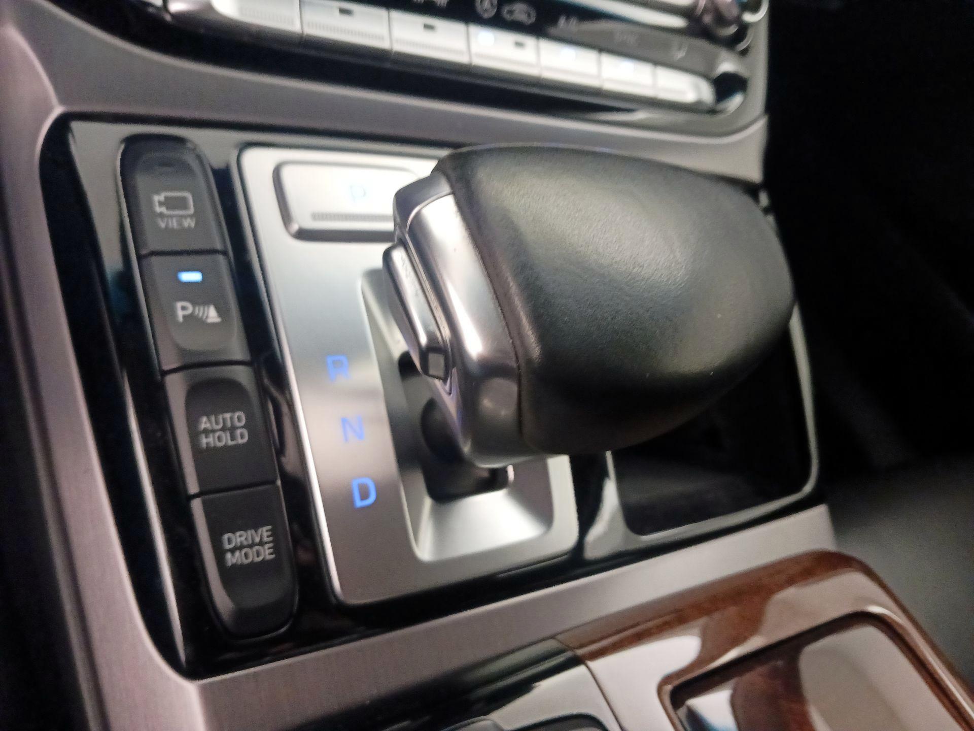 Thumbnail: 2018 Genesis G90 - 18