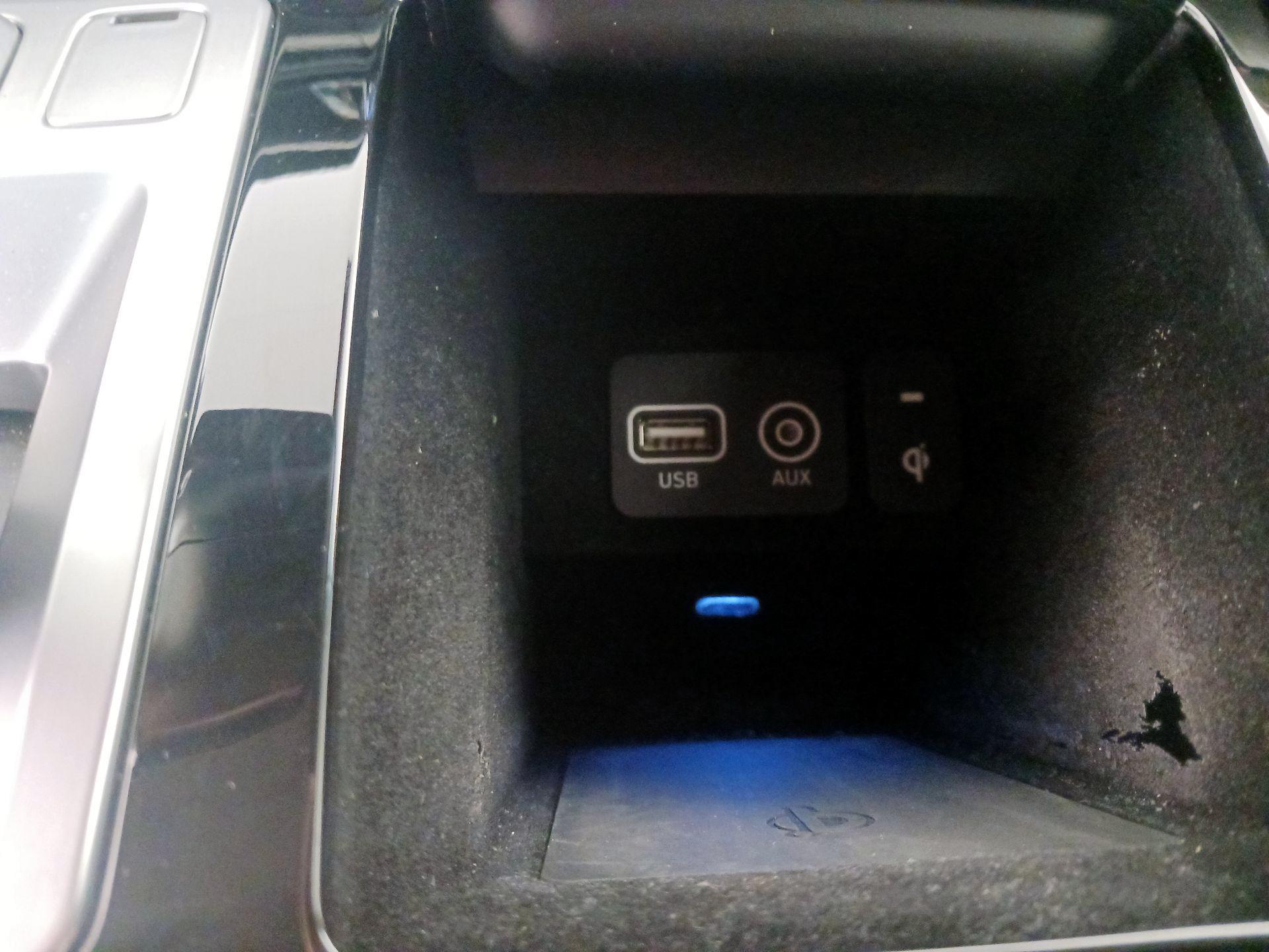 Thumbnail: 2018 Genesis G90 - 19