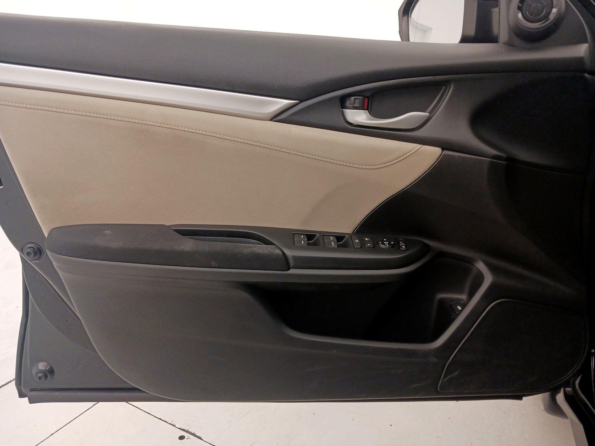Thumbnail: 2016 Honda Civic - 12