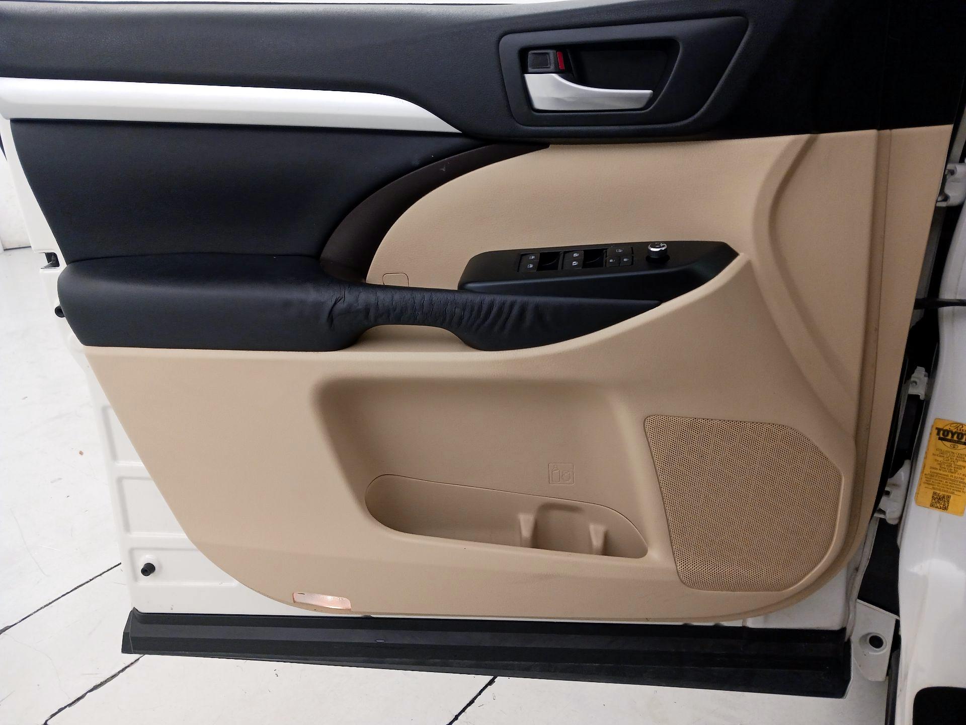 Thumbnail: 2015 Toyota Highlander - 12