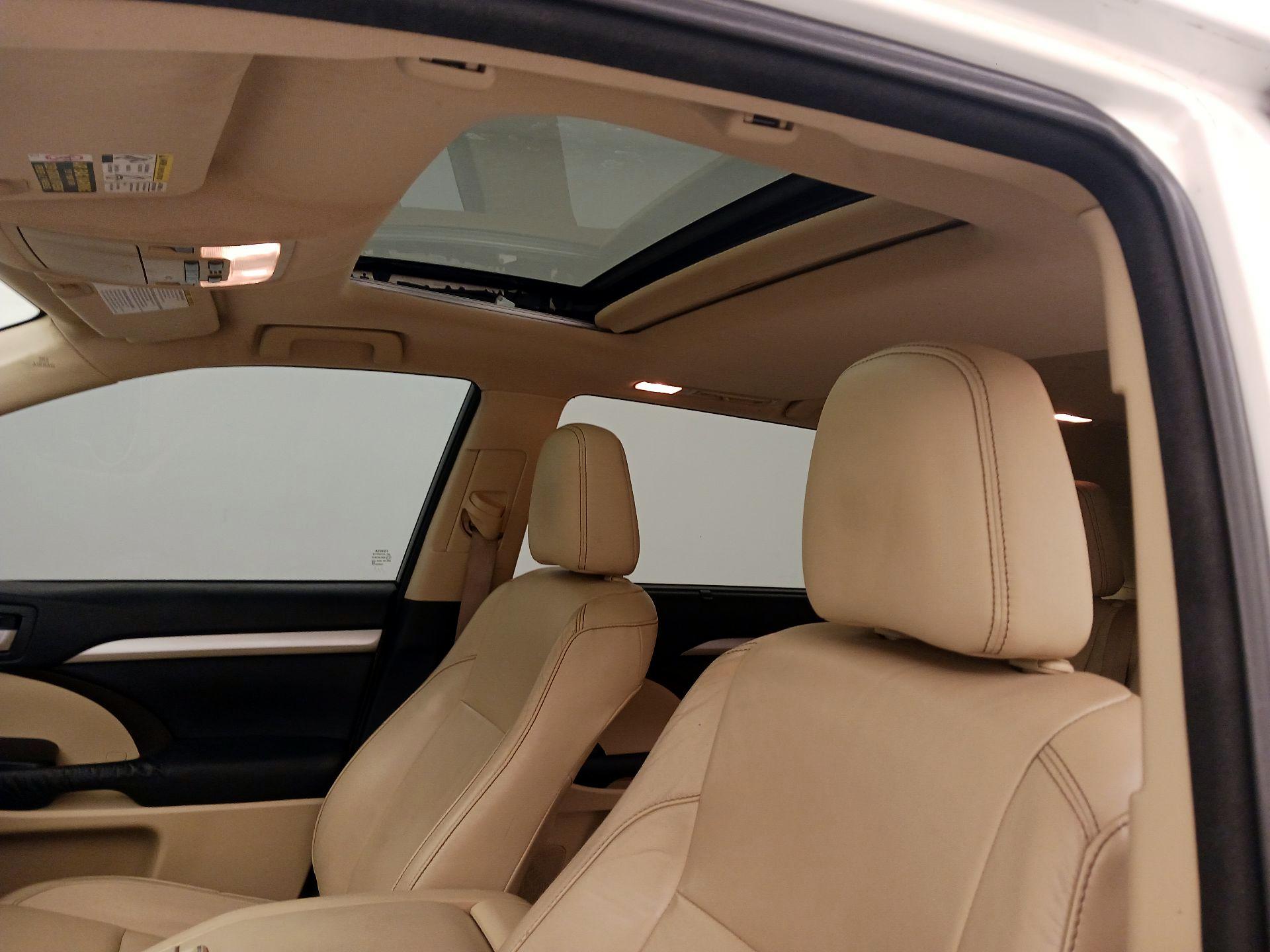 Thumbnail: 2015 Toyota Highlander - 20