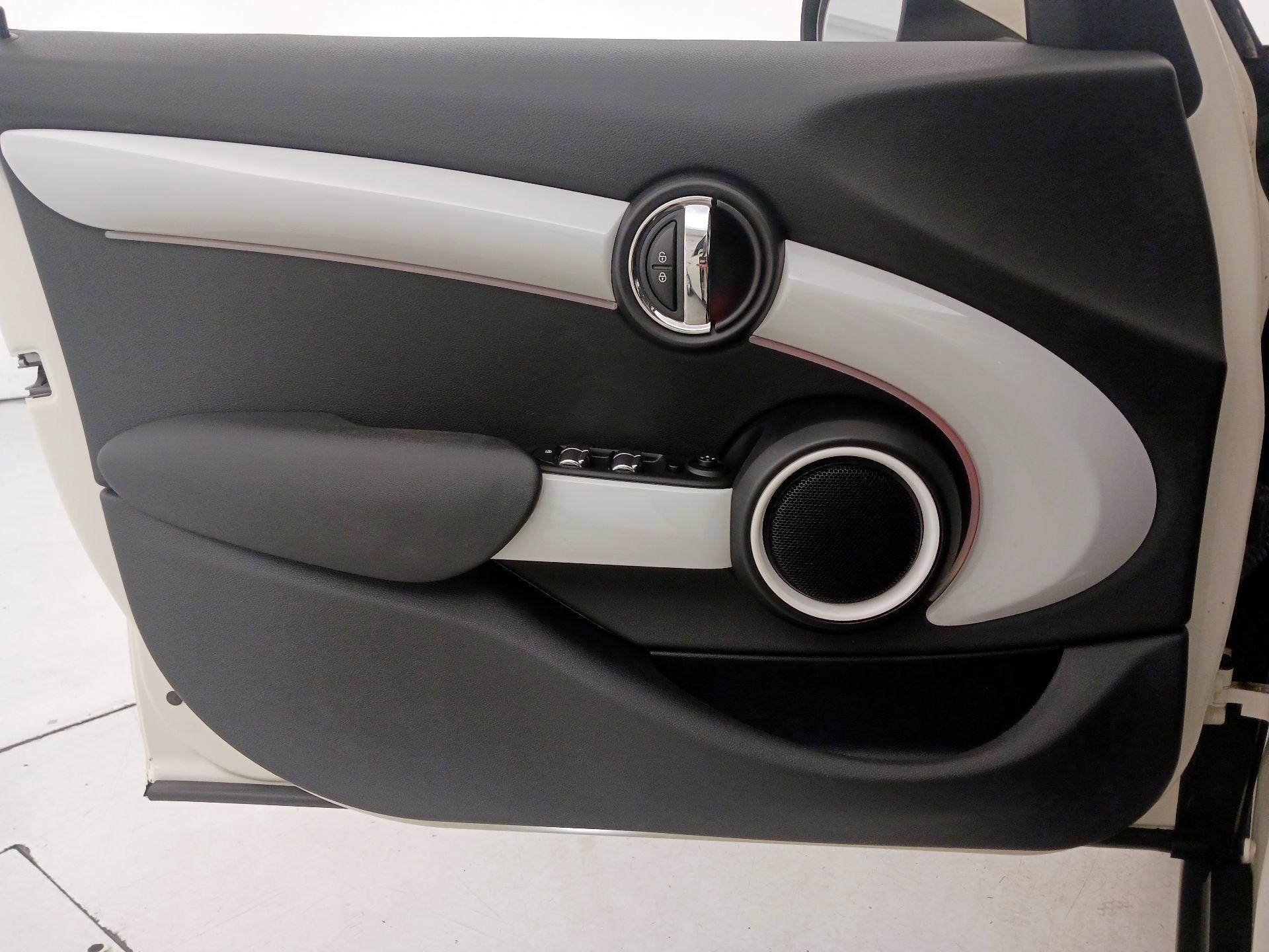 Thumbnail: 2015 MINI Cooper Hardtop - 12
