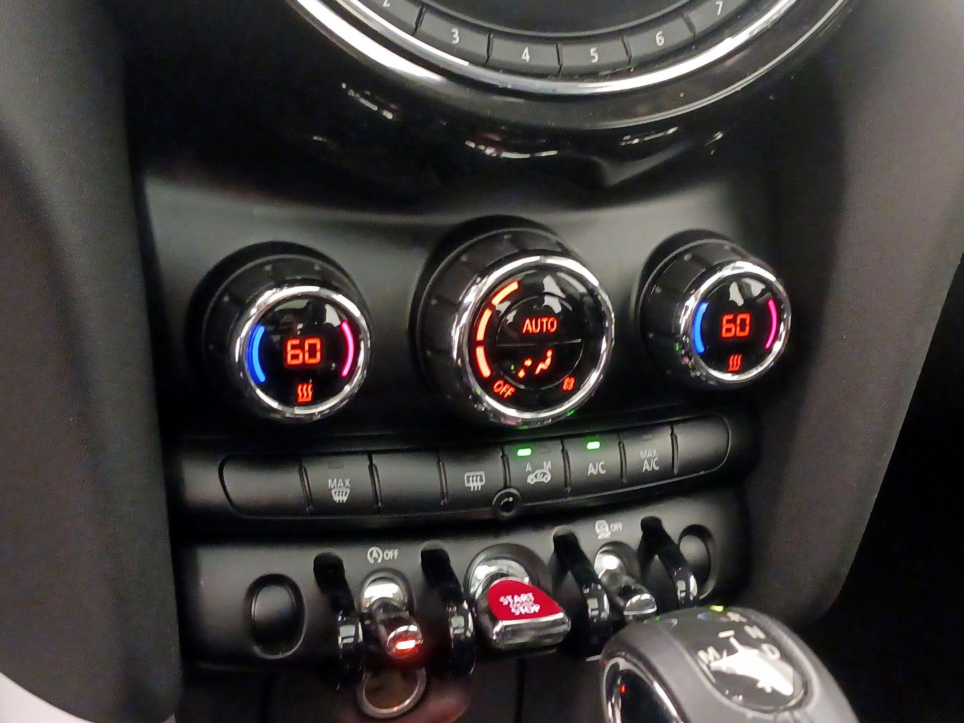 Thumbnail: 2015 MINI Cooper Hardtop - 15