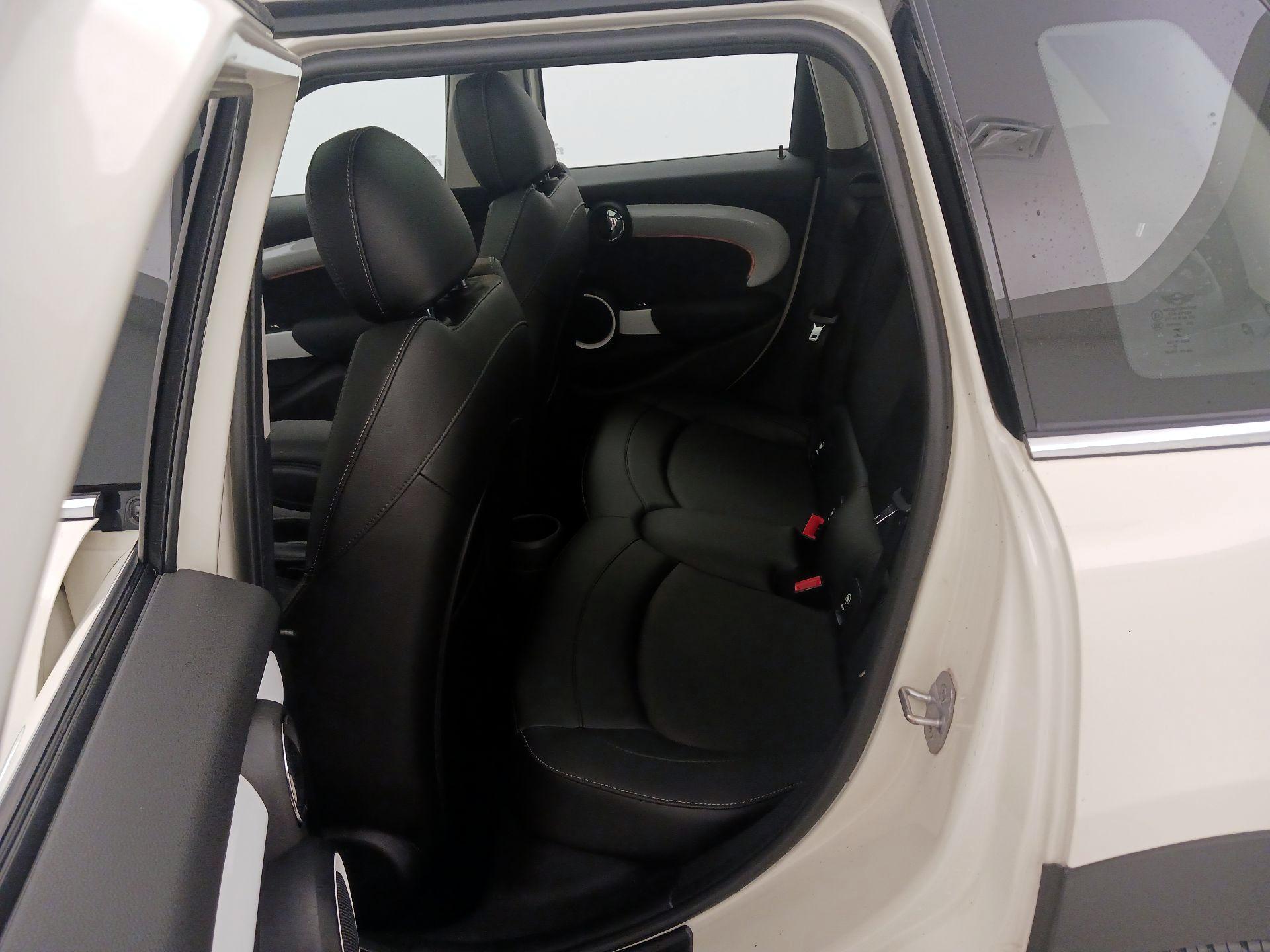 Thumbnail: 2015 MINI Cooper Hardtop - 19