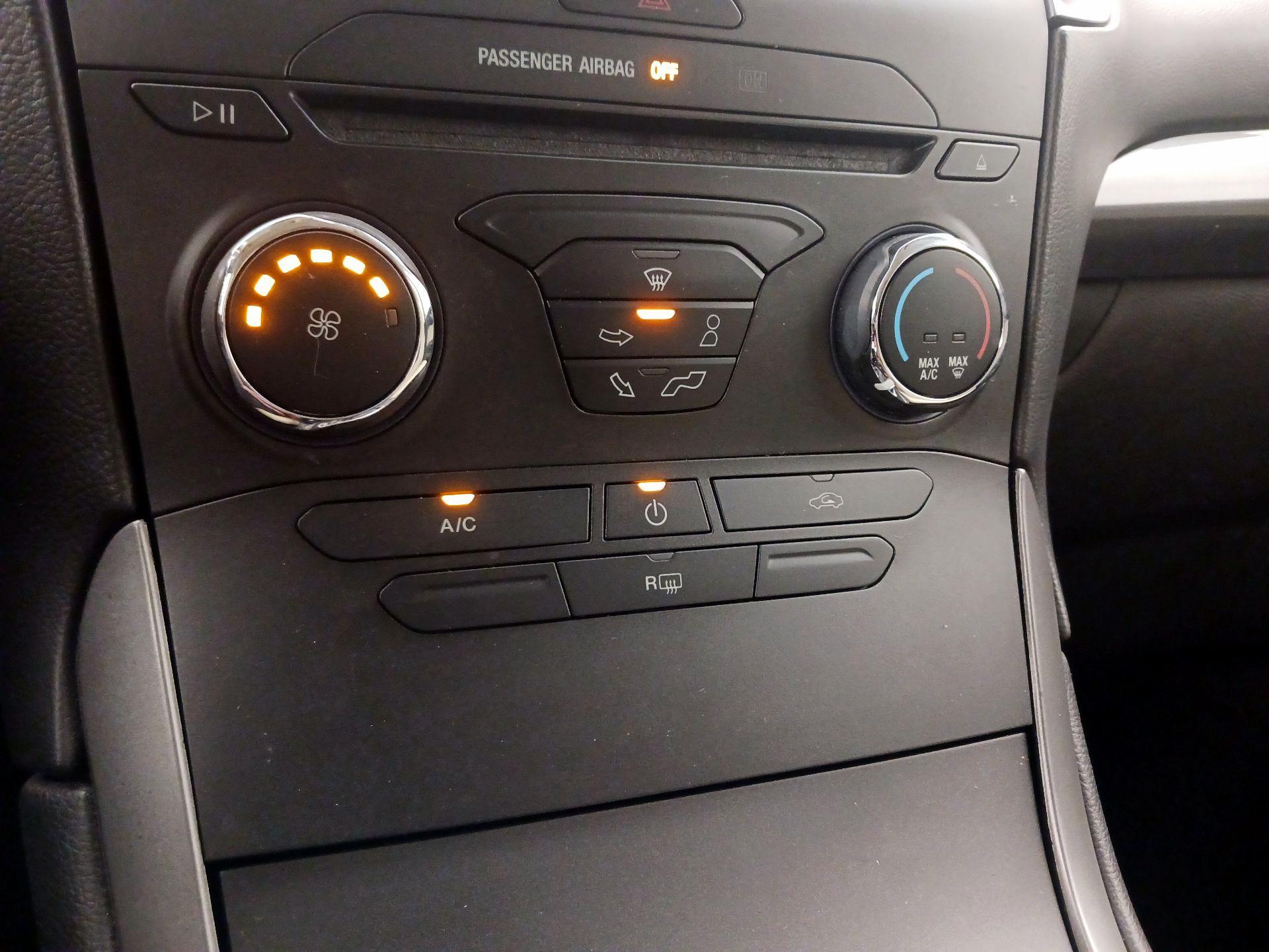 Thumbnail: 2016 Ford Edge - 16