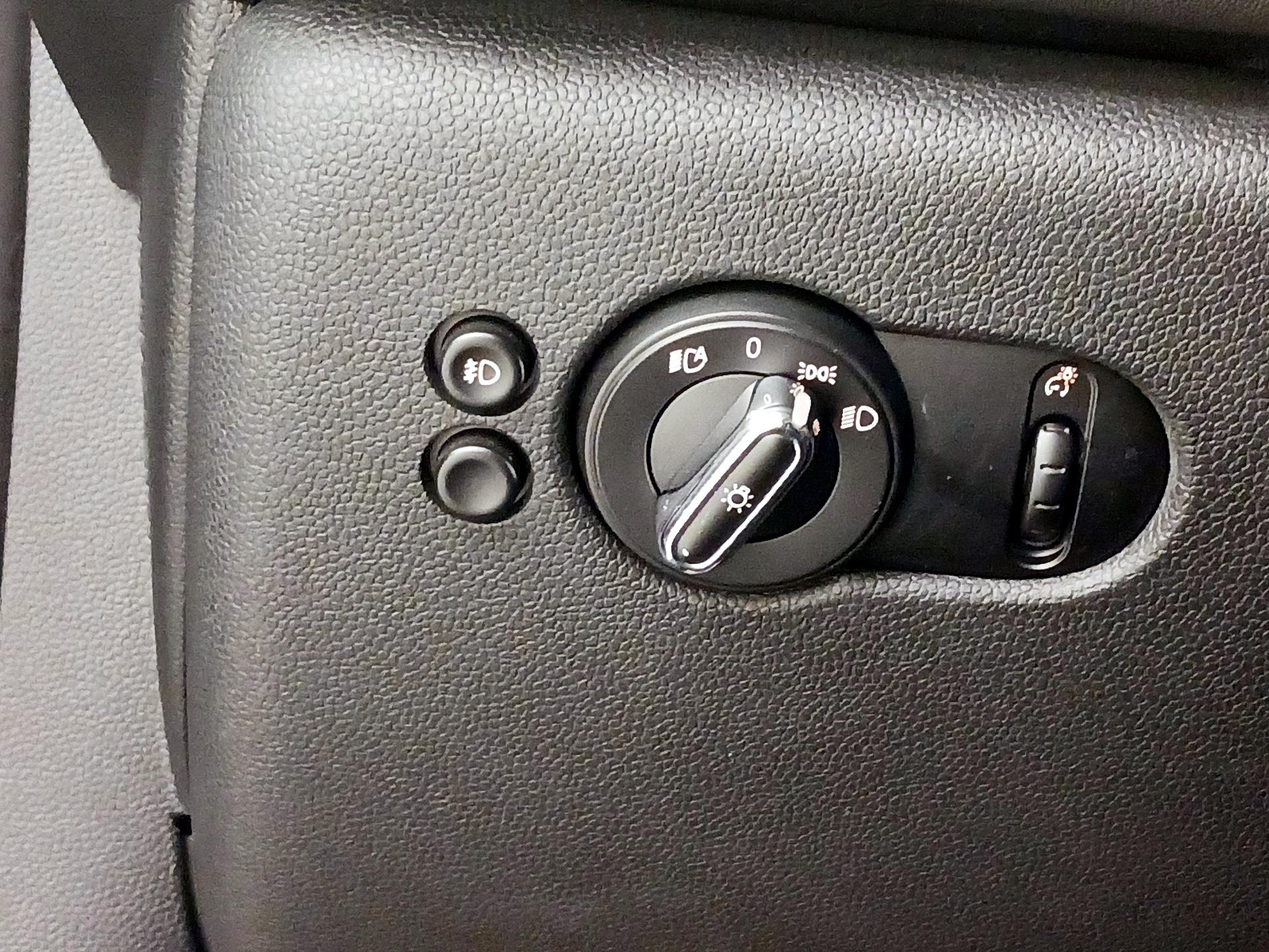 Thumbnail: 2015 MINI Cooper Hardtop - 13