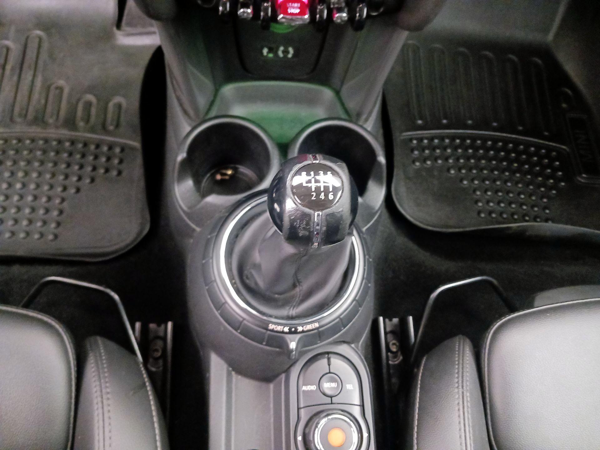 Thumbnail: 2015 MINI Cooper Hardtop - 16