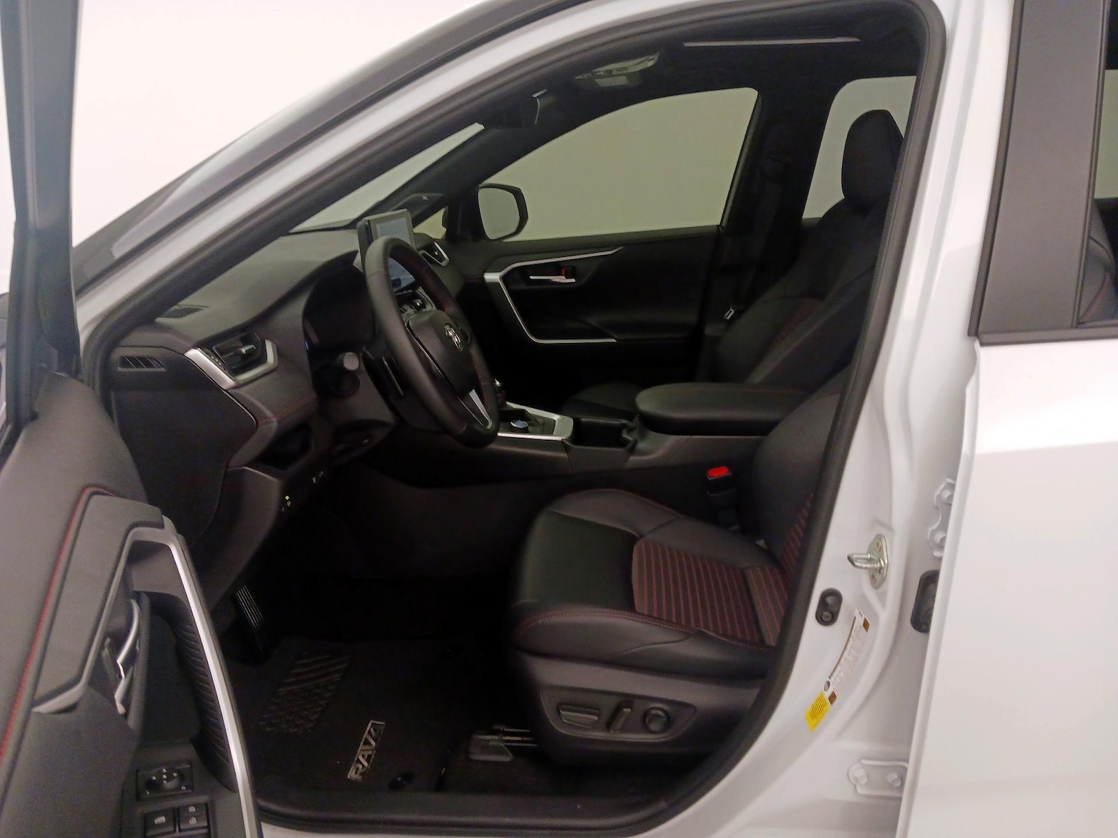 2025 Toyota RAV4 XSE - Photo 12