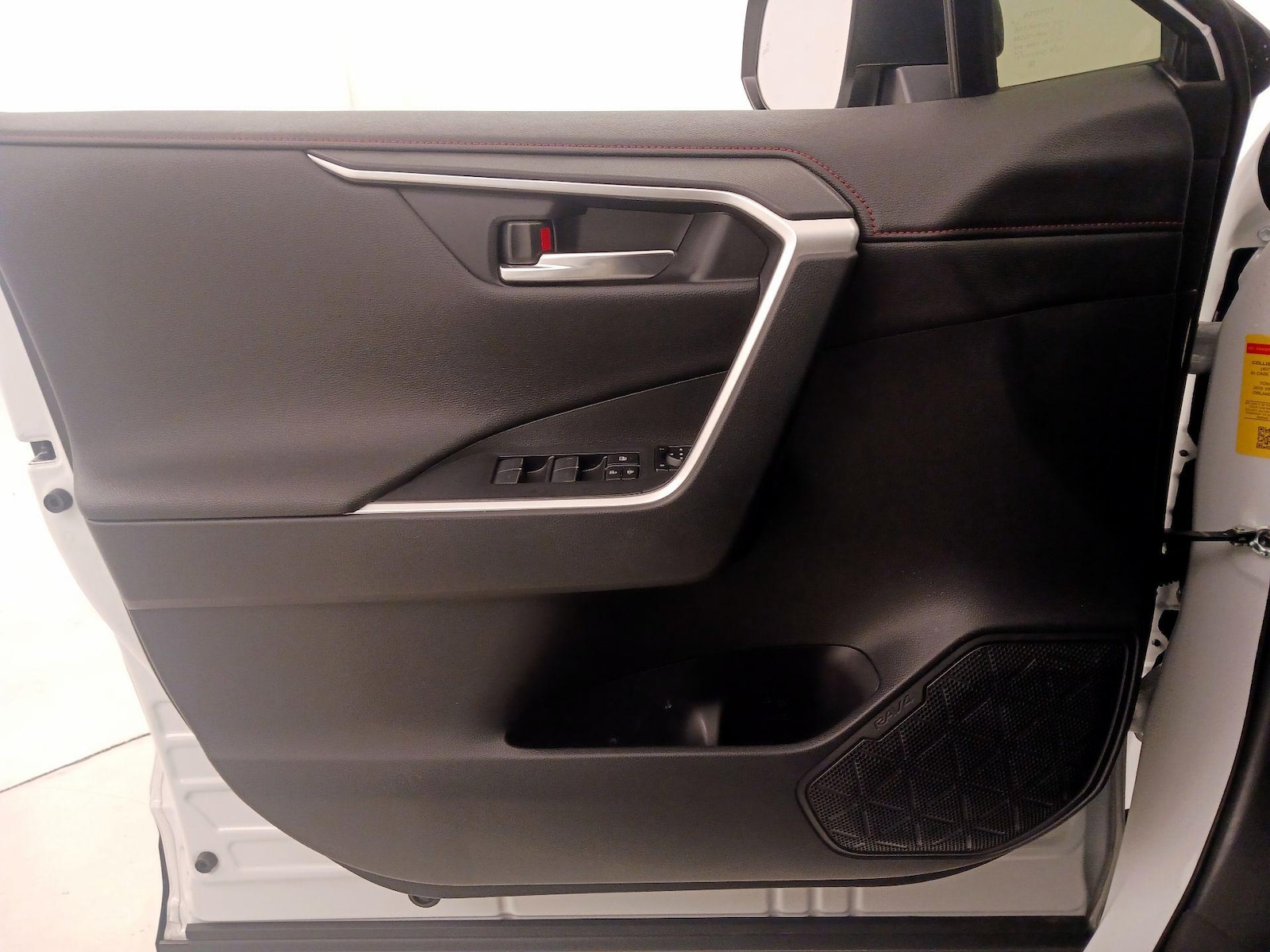 2025 Toyota RAV4 XSE - Photo 13