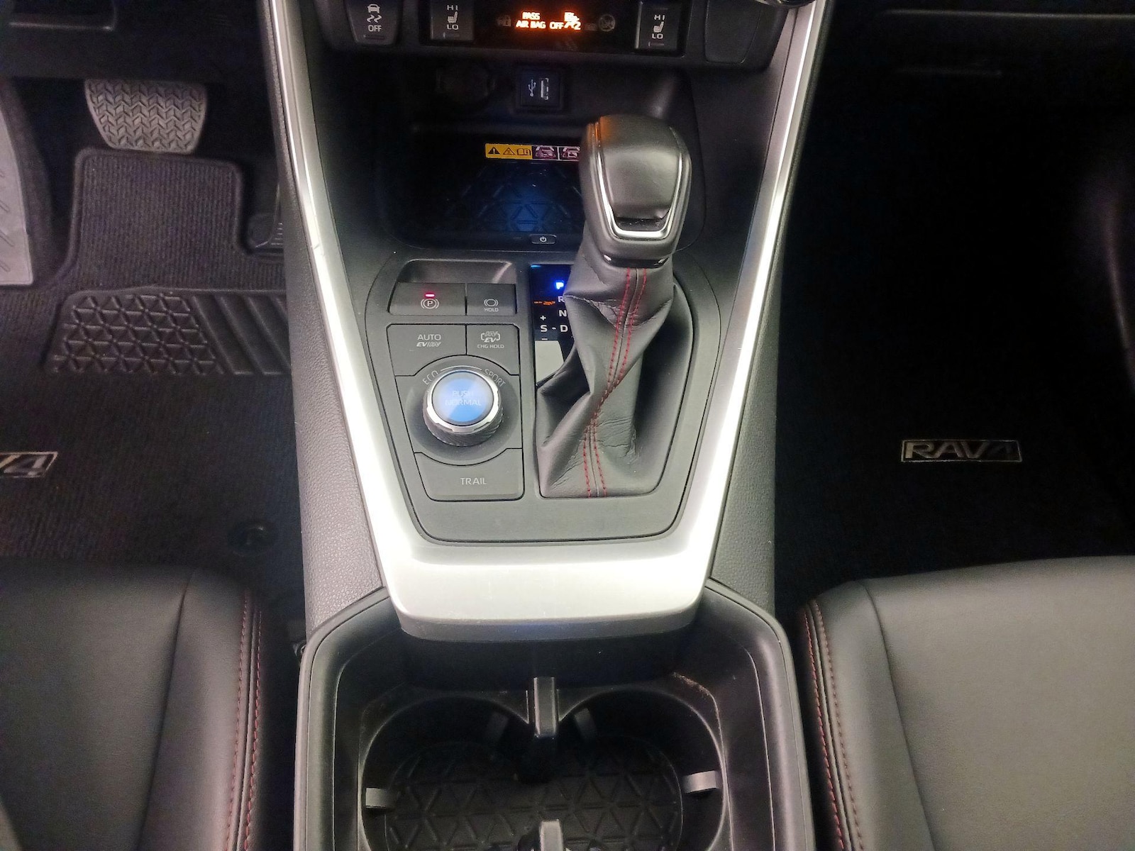 2025 Toyota RAV4 XSE - Photo 18