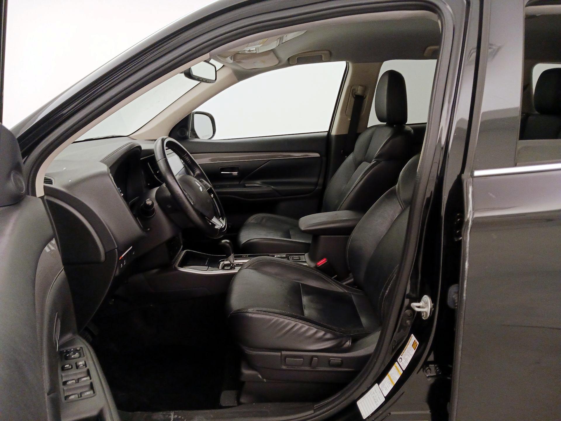 Thumbnail: 2020 Mitsubishi Outlander - 11
