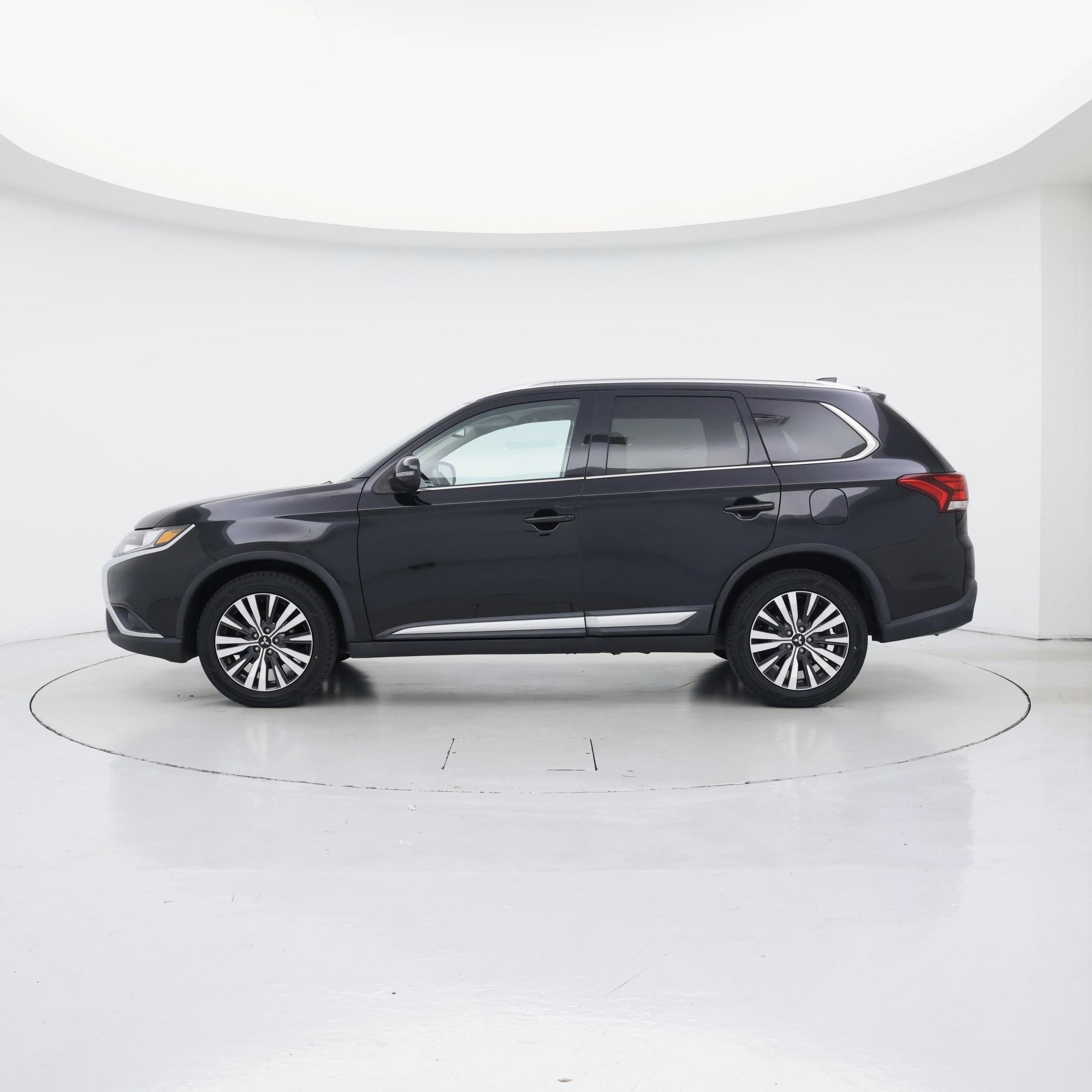 Thumbnail: 2020 Mitsubishi Outlander - 3