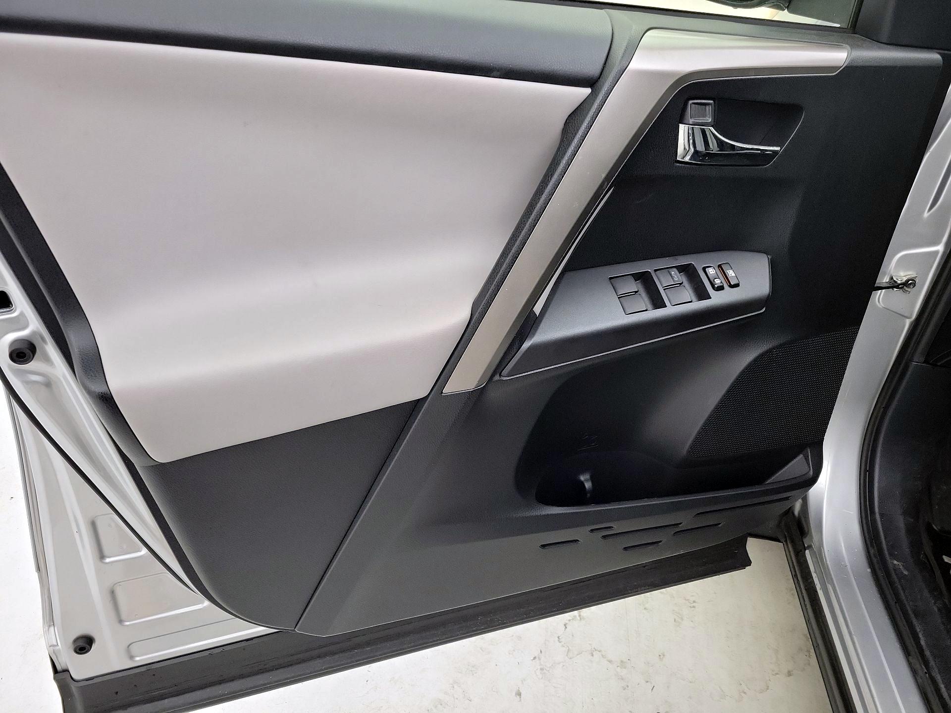 Thumbnail: 2018 Toyota RAV4 - 12
