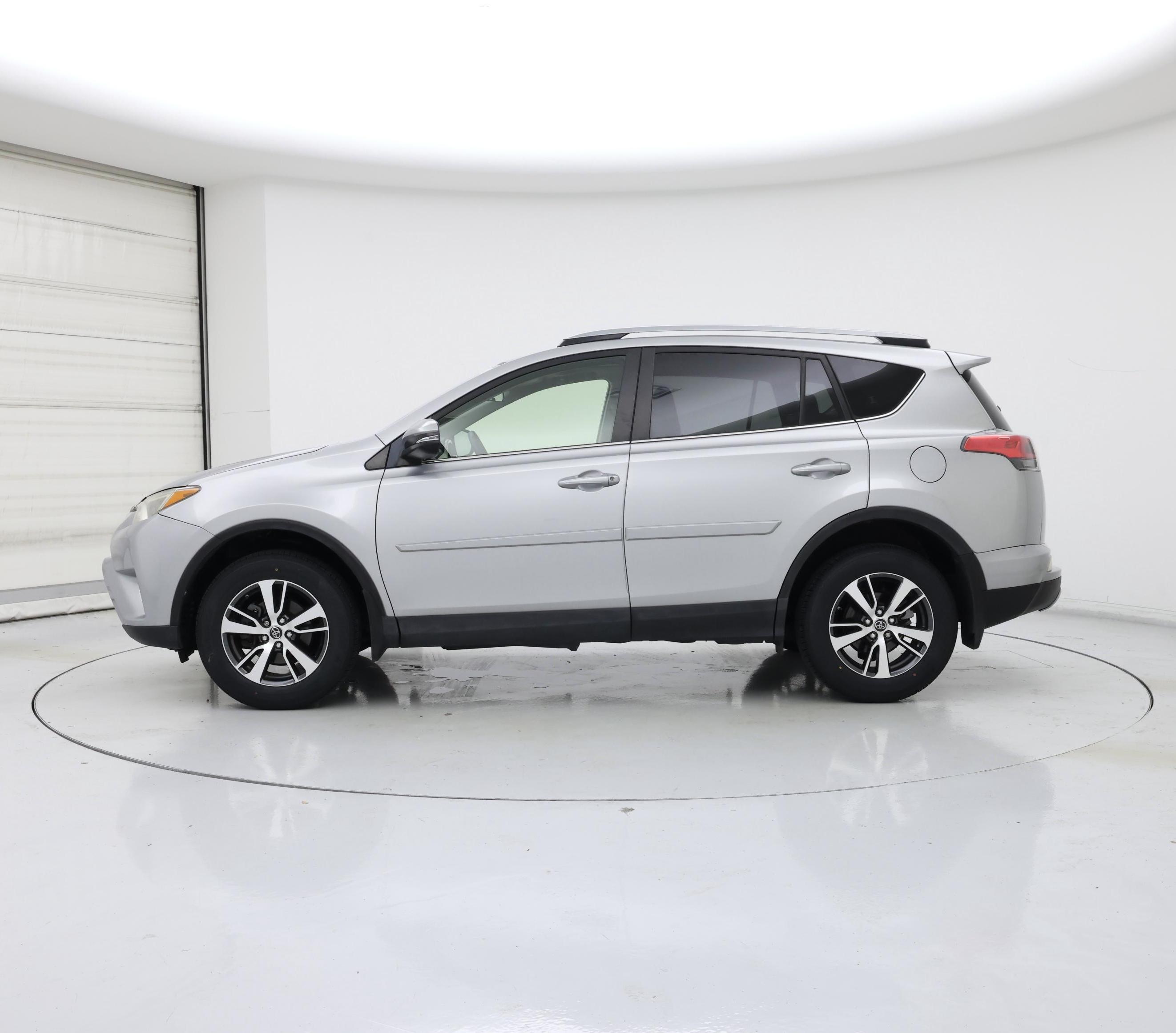 Thumbnail: 2018 Toyota RAV4 - 3