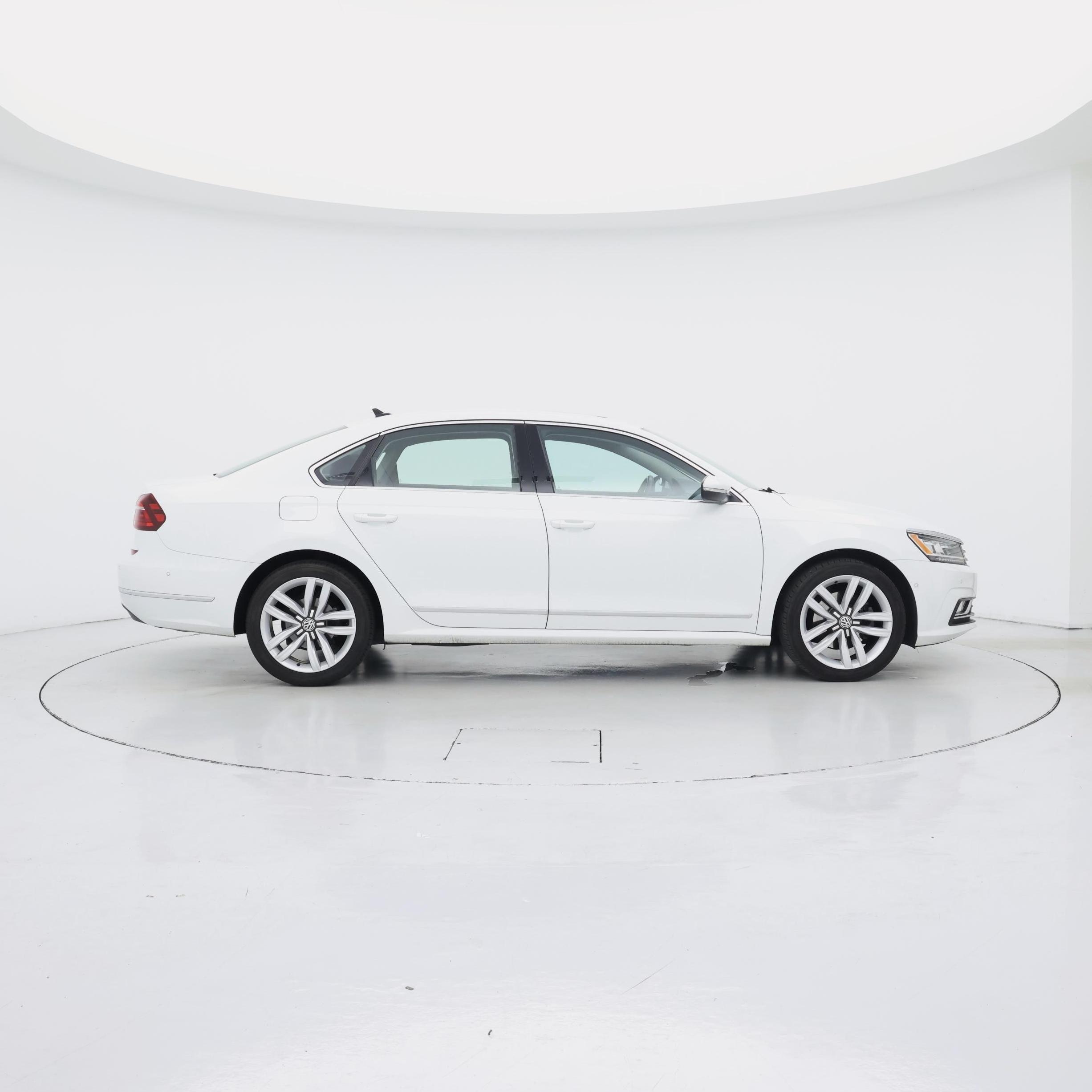 Thumbnail: 2017 Volkswagen Passat - 7