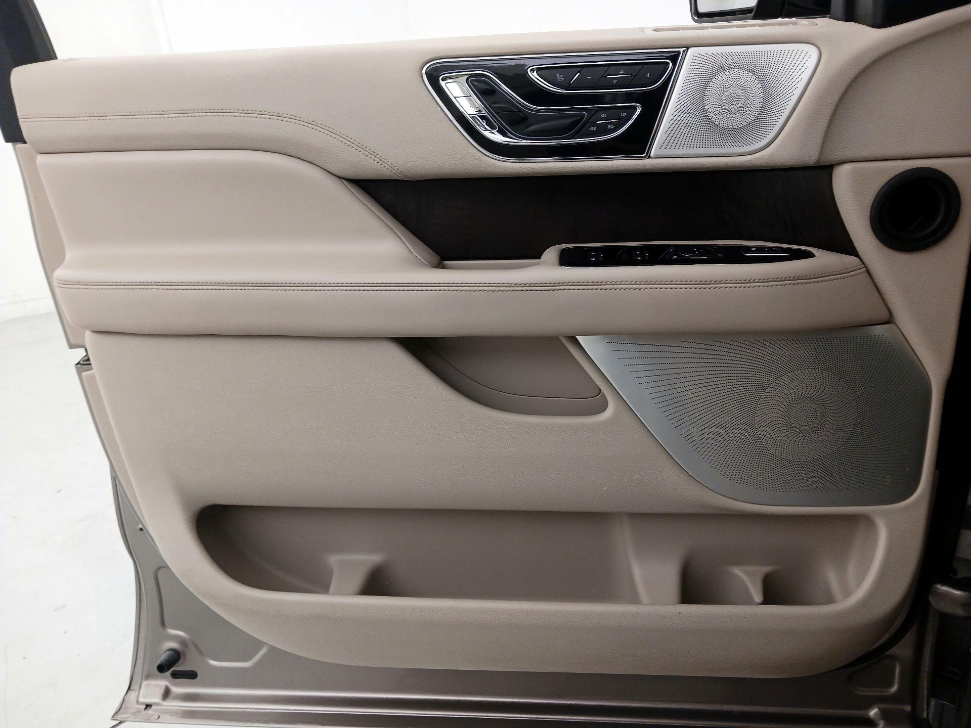 Thumbnail: 2020 Lincoln Navigator - 12