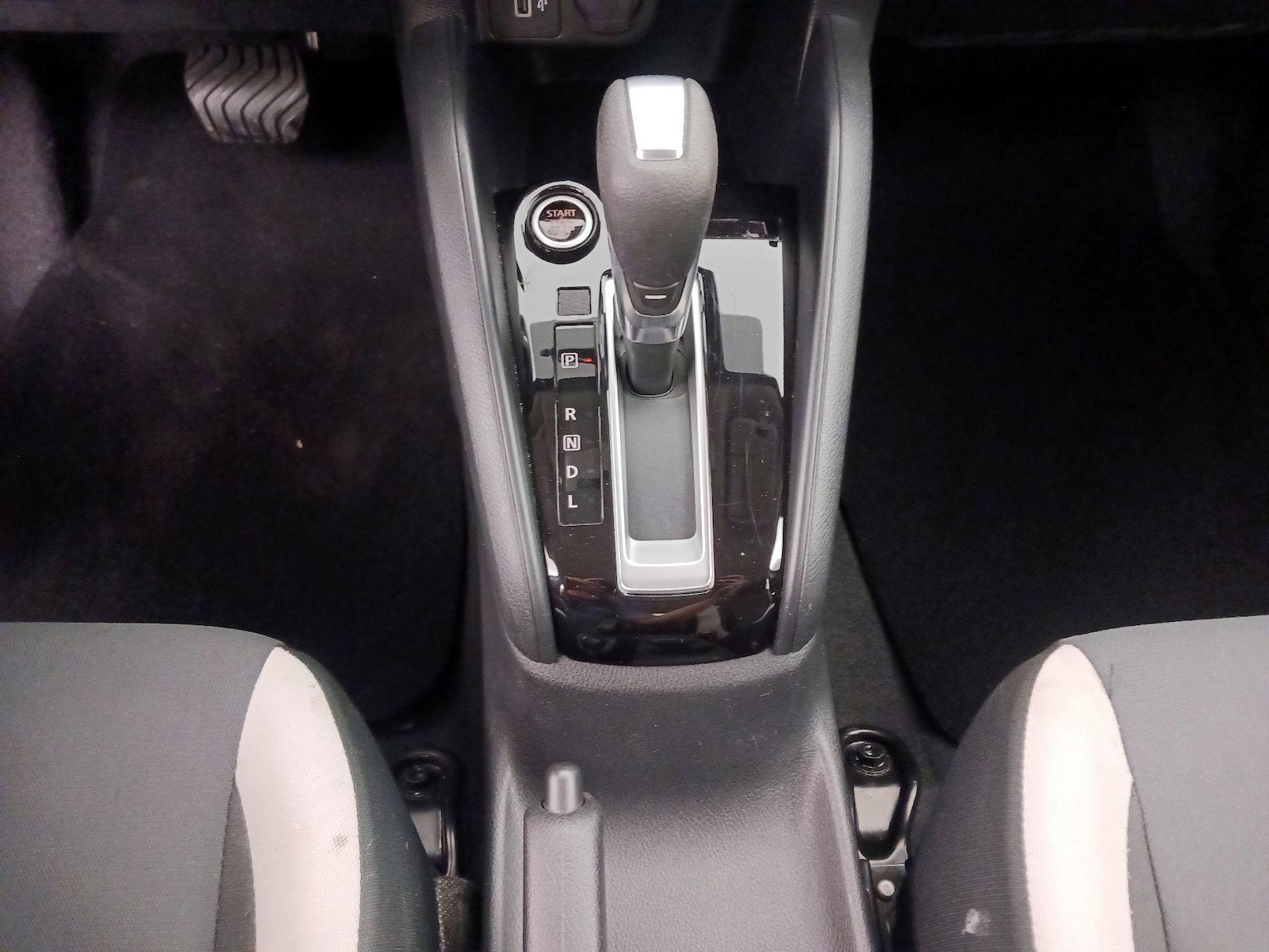2021 Nissan Versa Sedan SV - Photo 17