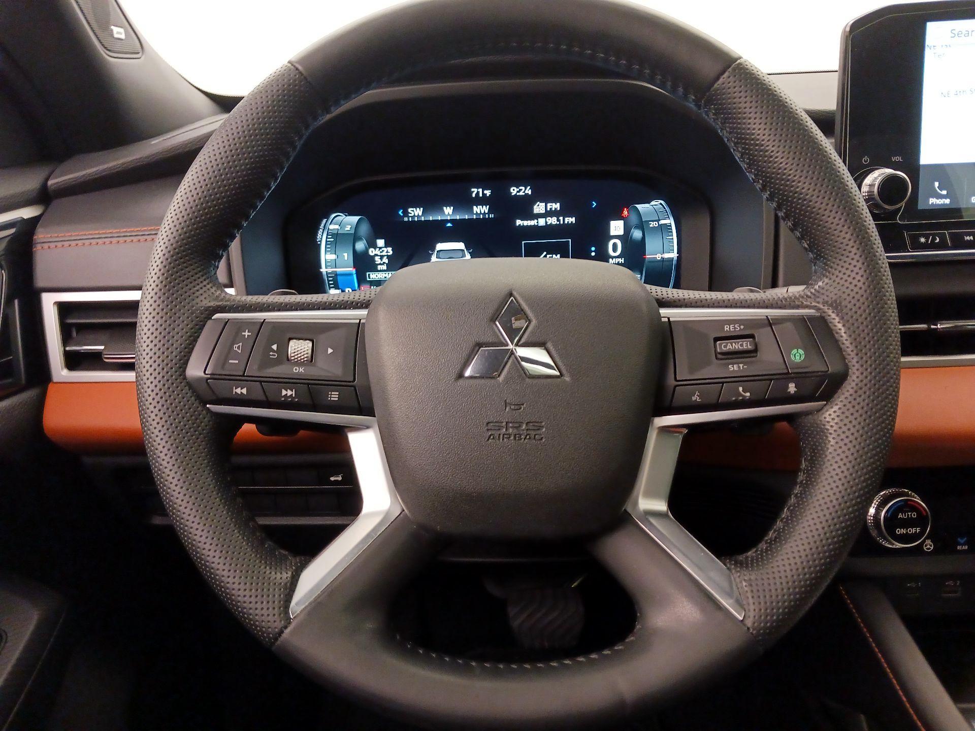 Thumbnail: 2022 Mitsubishi Outlander - 10