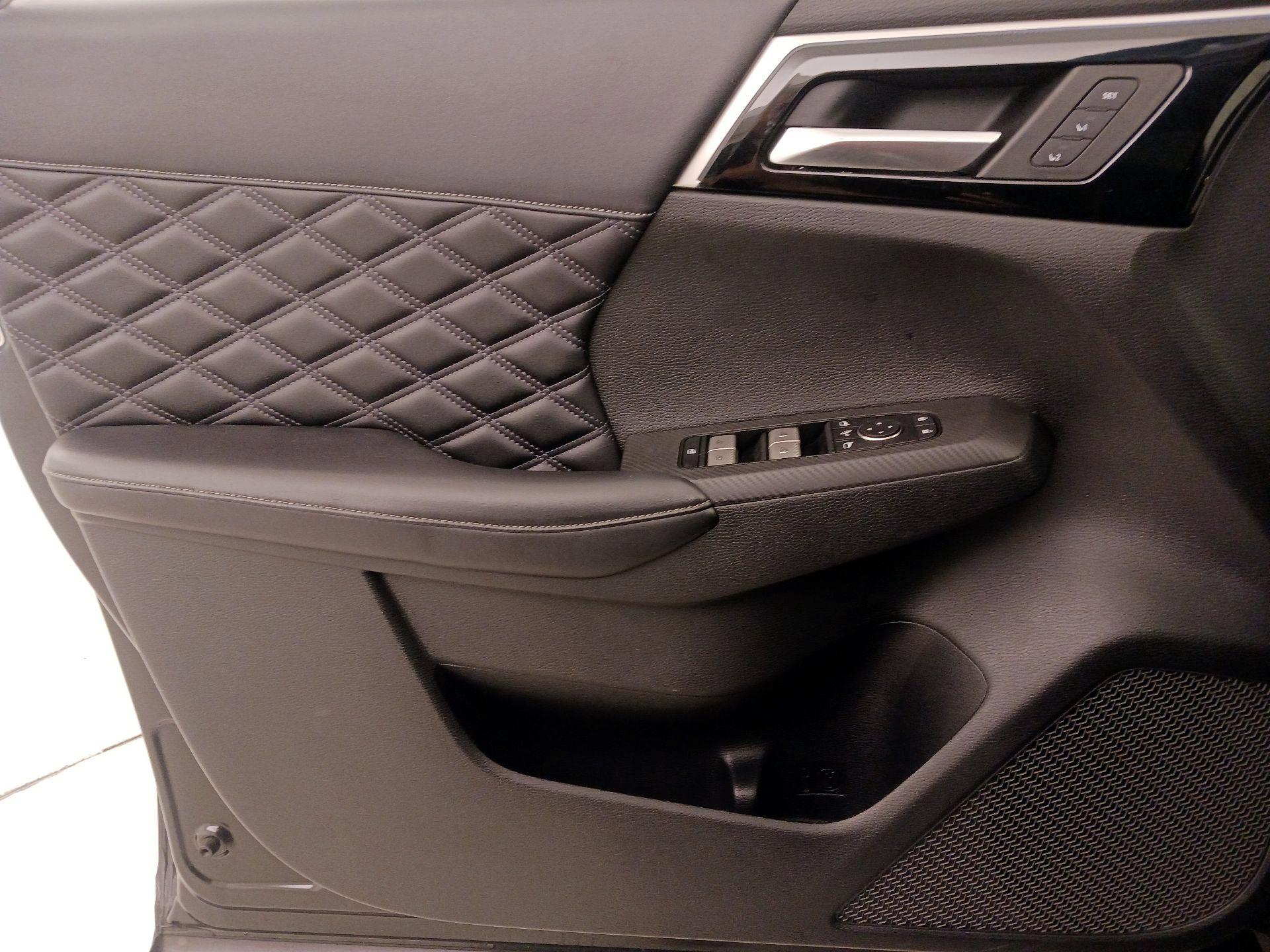 Thumbnail: 2023 Mitsubishi Outlander - 12