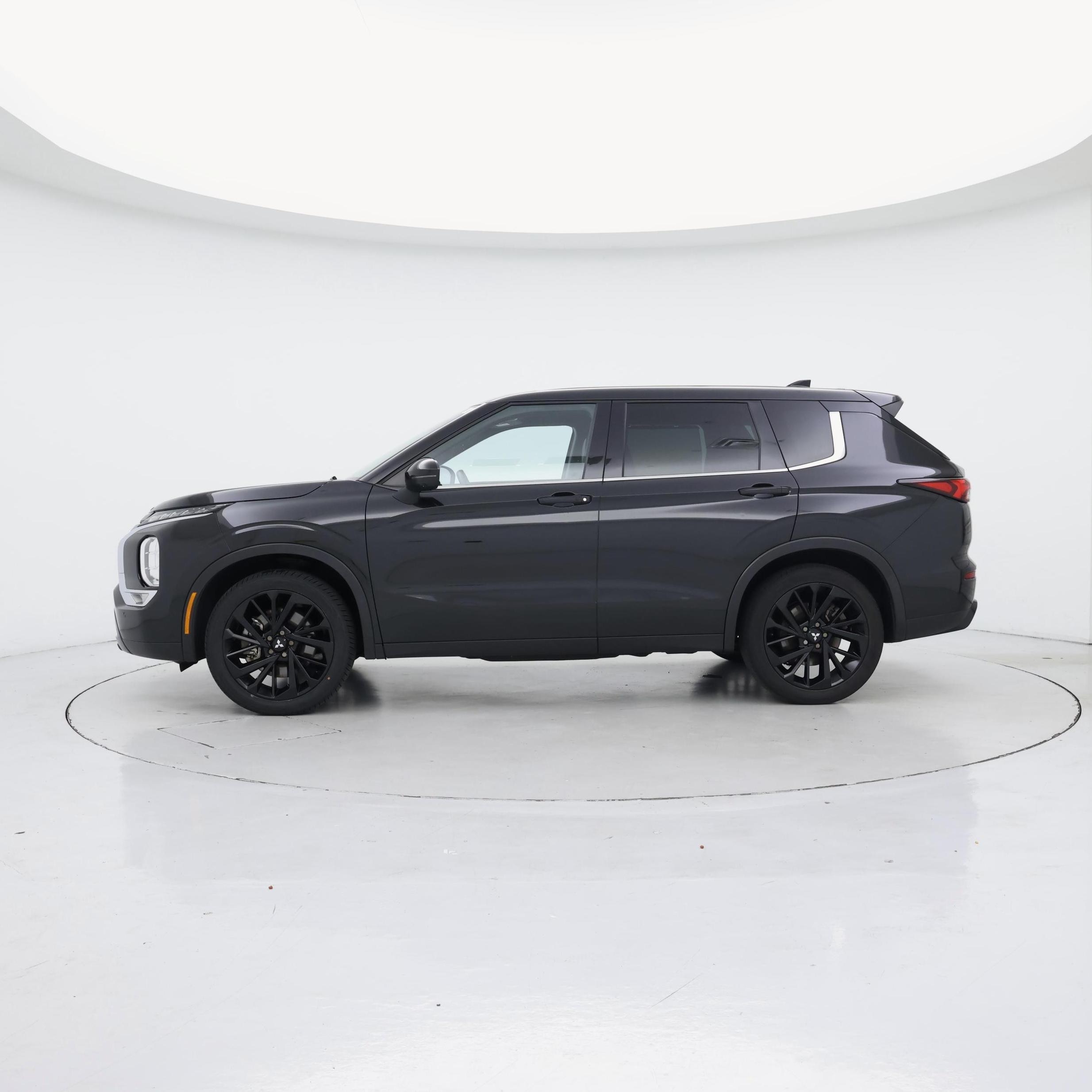 Thumbnail: 2023 Mitsubishi Outlander - 3