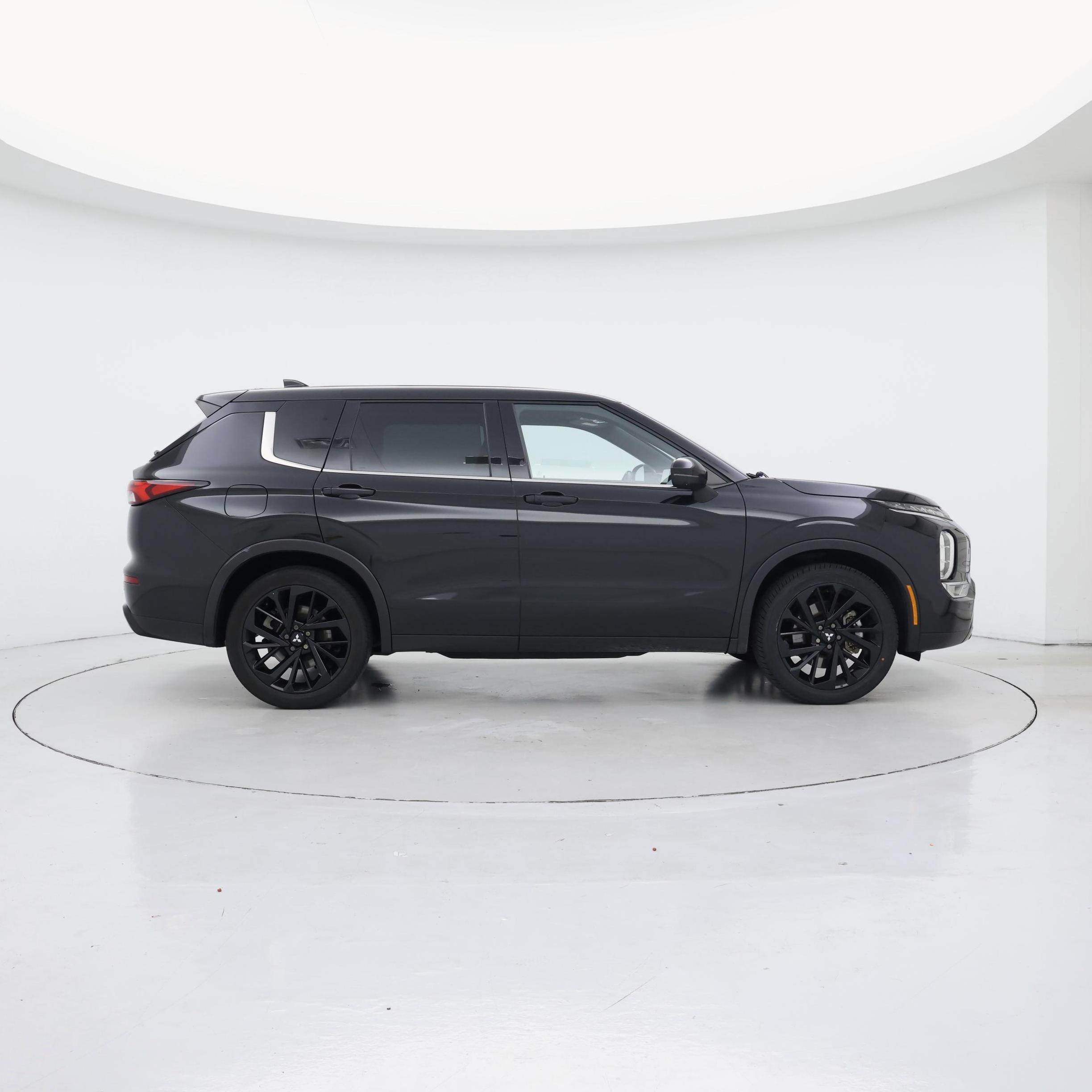 Thumbnail: 2023 Mitsubishi Outlander - 7