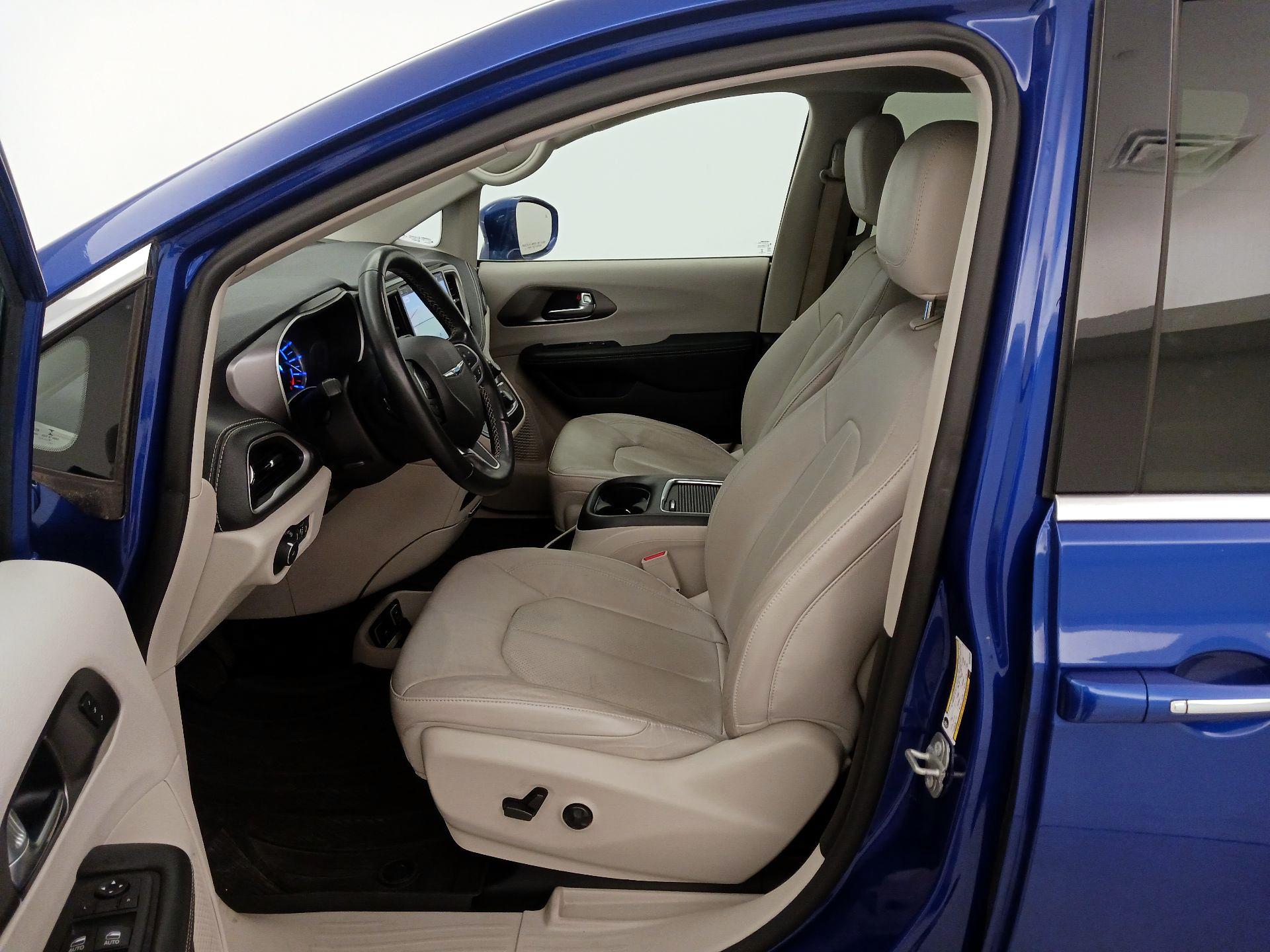 Thumbnail: 2021 Chrysler Pacifica - 11