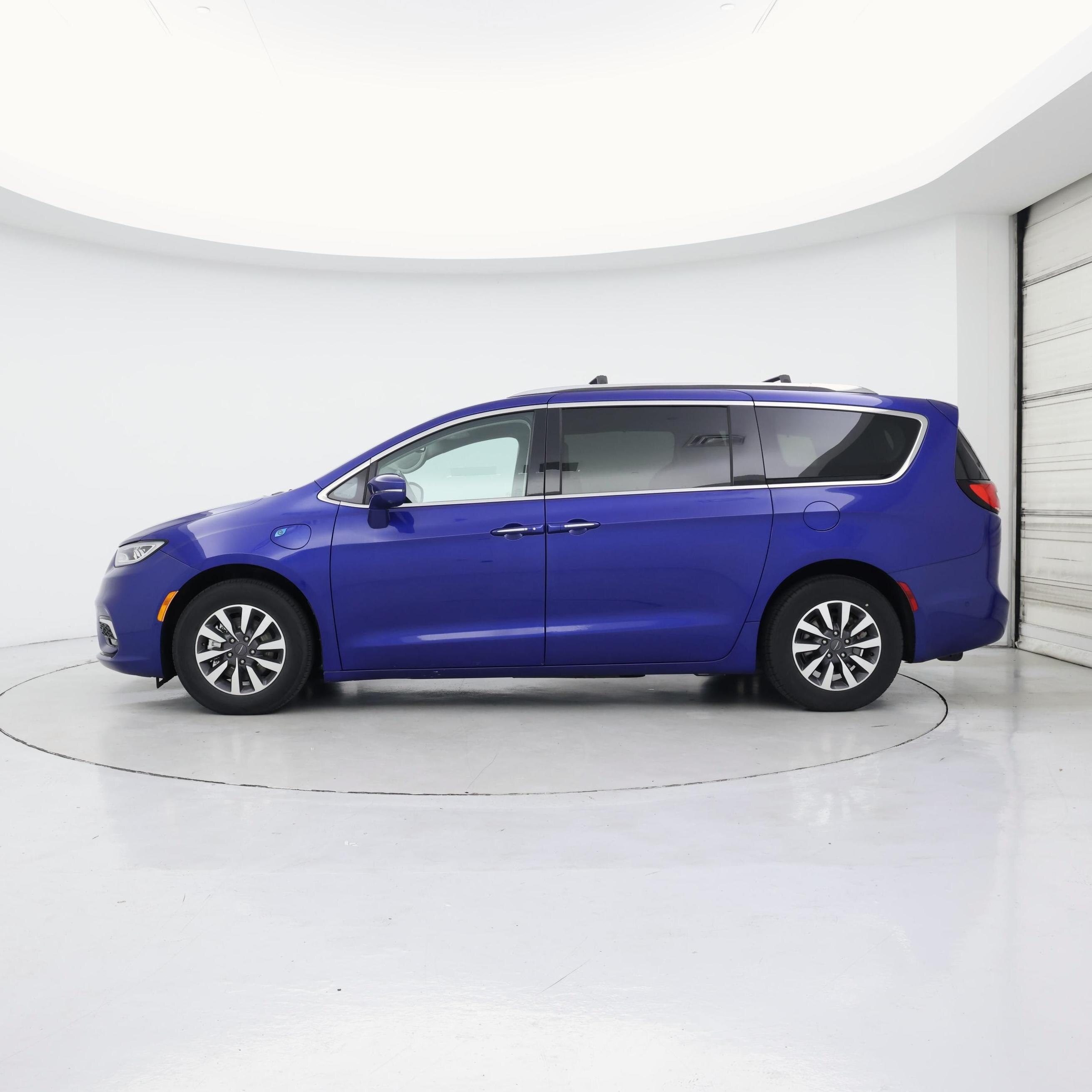 Thumbnail: 2021 Chrysler Pacifica - 3