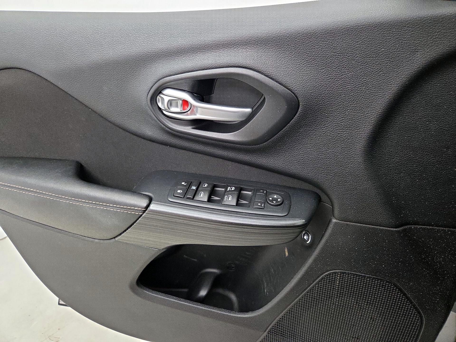 Thumbnail: 2016 Jeep Cherokee - 12