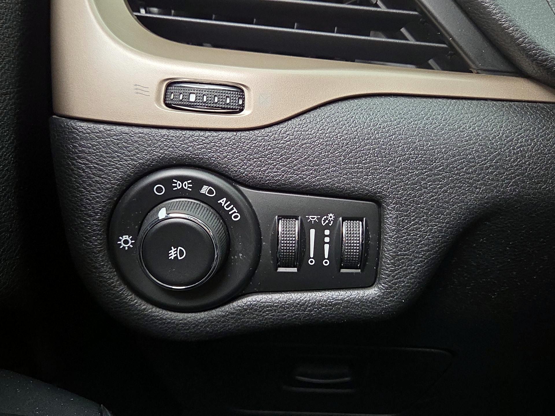 Thumbnail: 2016 Jeep Cherokee - 13