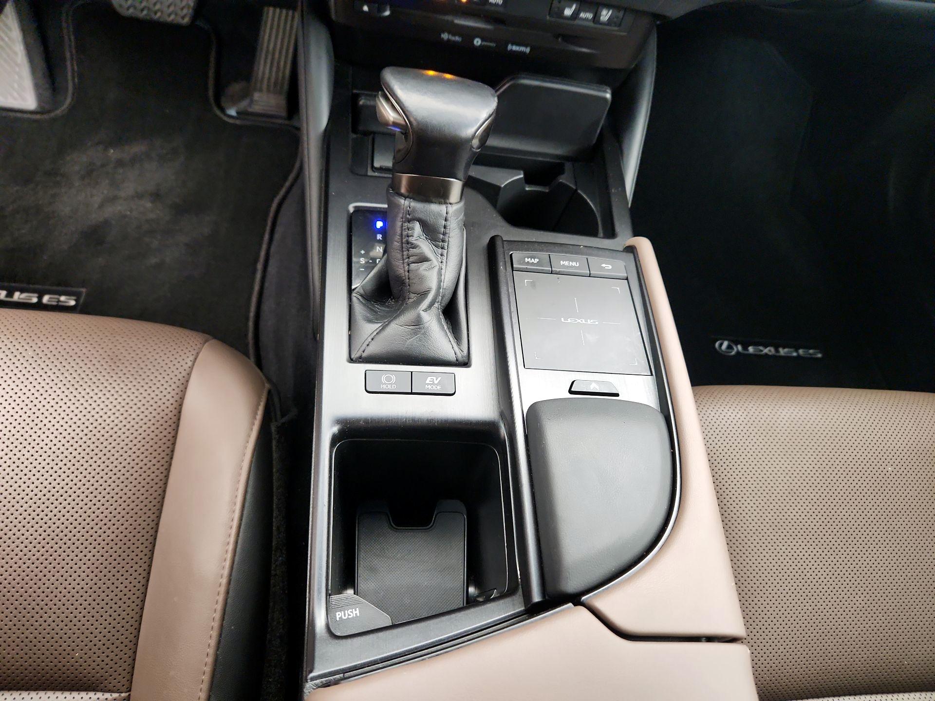 Thumbnail: 2022 Lexus ES - 17