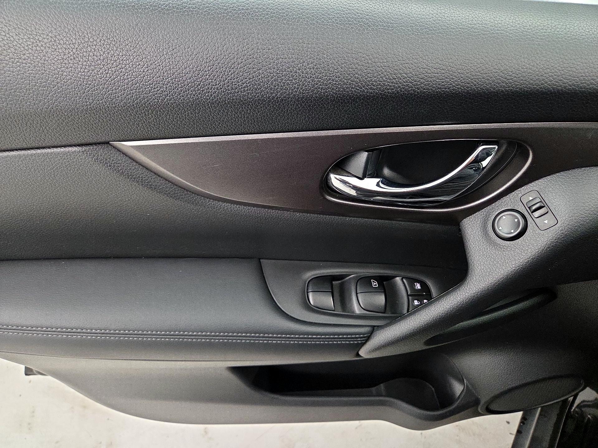 Thumbnail: 2016 Nissan Rogue - 10